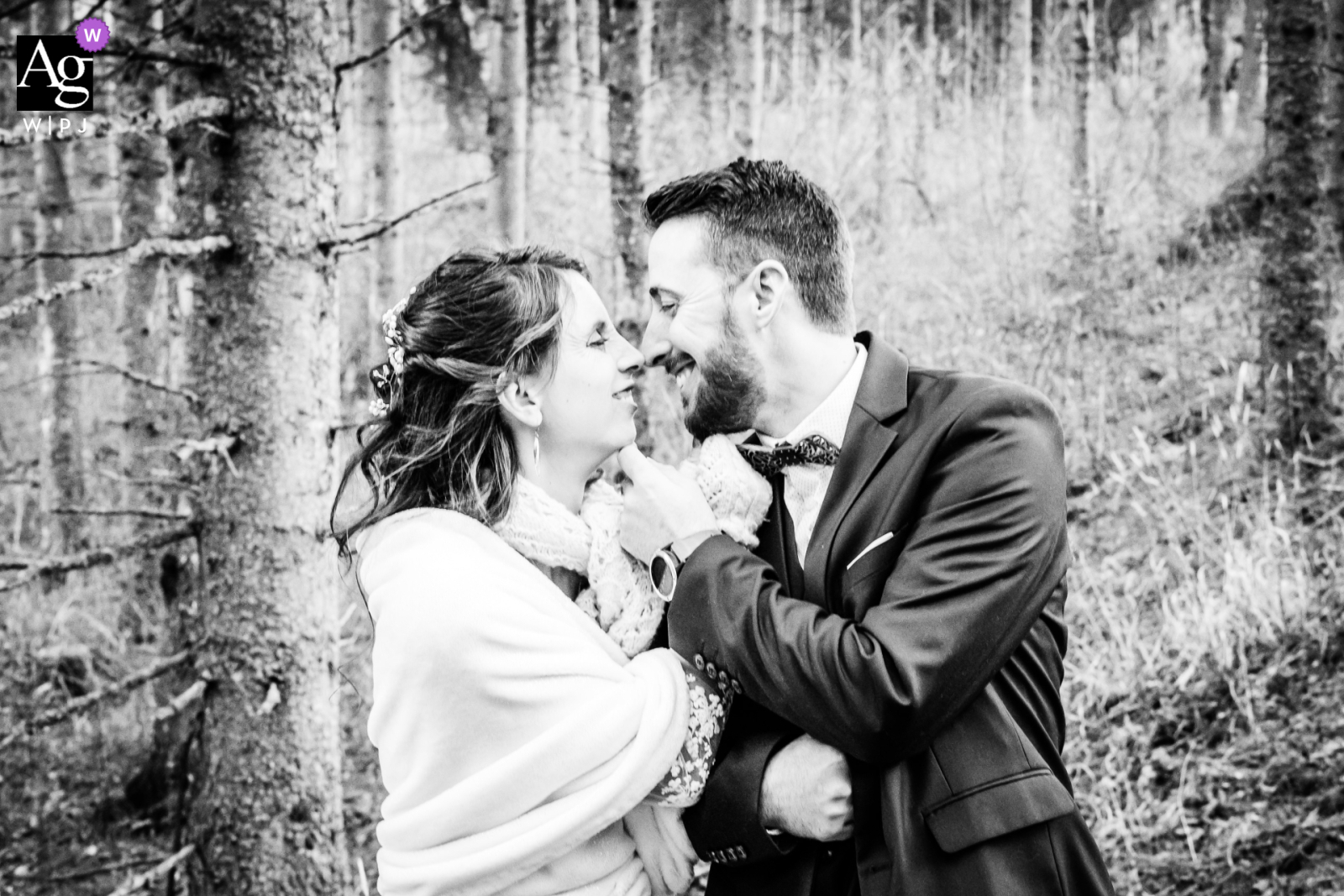 Un couple se tient par le menton, prêt à s'embrasser, photo prise par Florian Fauvarque photographe de mariage. Élu Artistic Guild Purple récompensé par WPJA