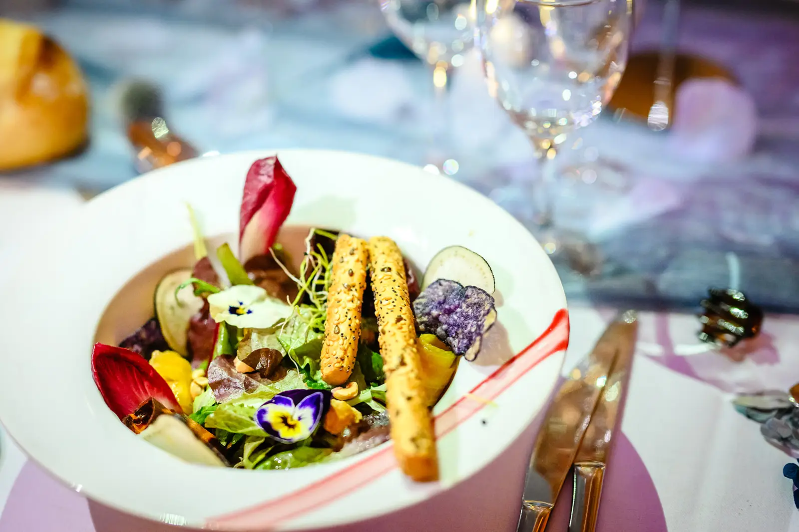 Photo du repas de mariage par Excellence Traiteur, photo prise par Florian Fauvarque Photographe de mariage à Grenoble en Isere