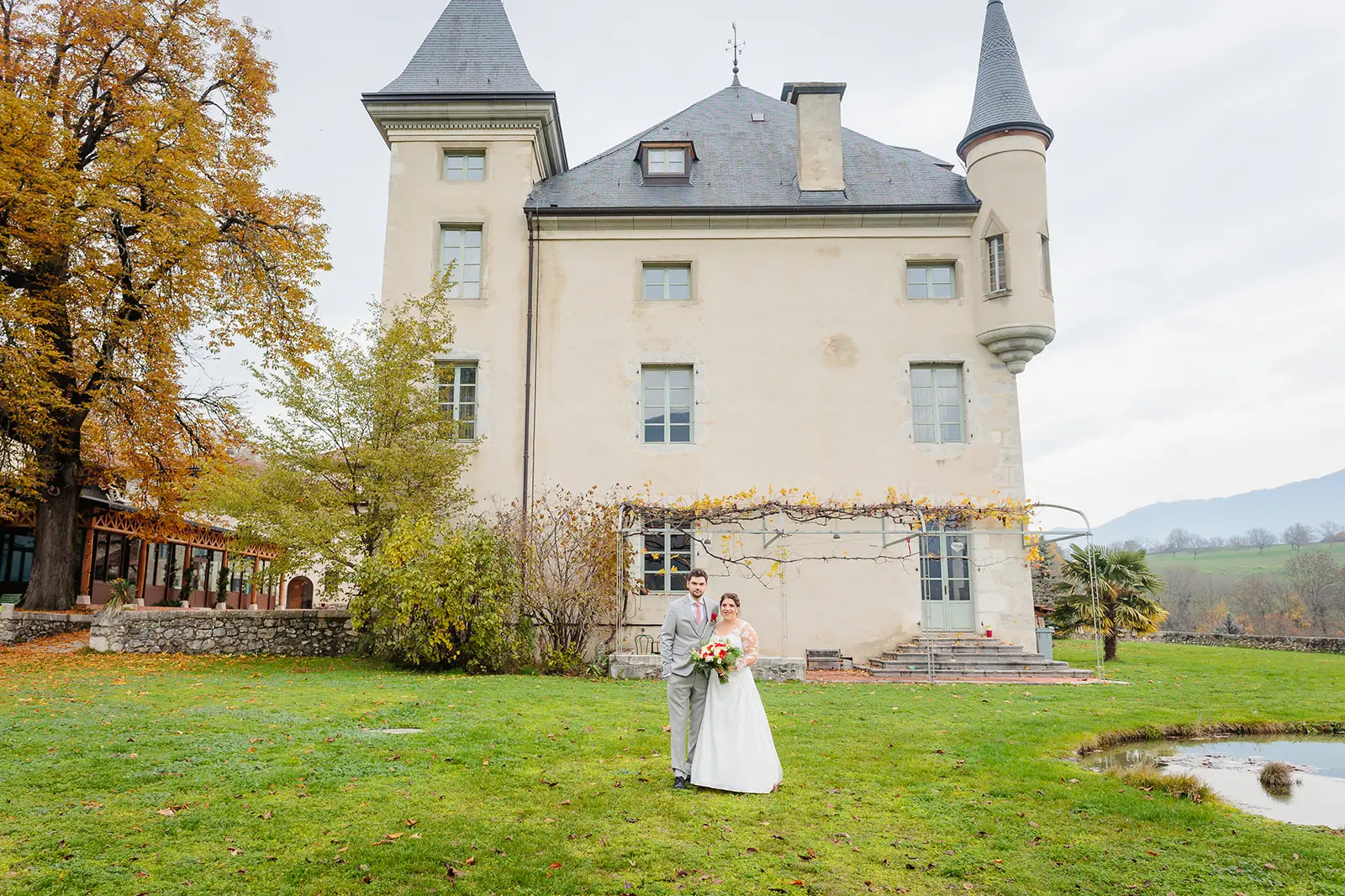 Photo de mariés devant le Chateau de montalieu, photo prise par Florian Fauvarque photographe mariage à Grenoble en Isère