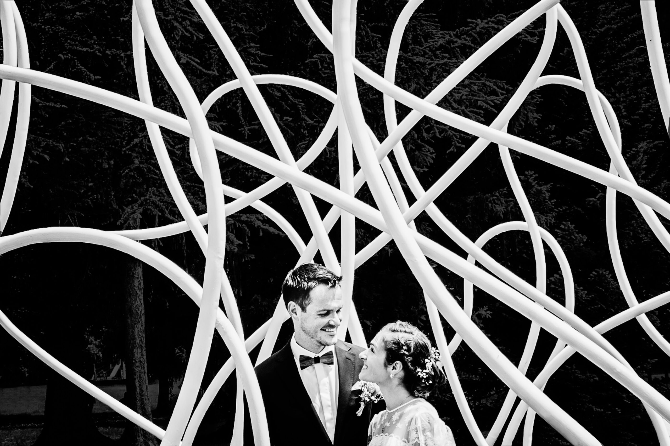 Photo de couple de mariés dans une sculpture au Château de Vizille, photo prise par Florian Fauvarque photographe mariage à Grenoble en Isère