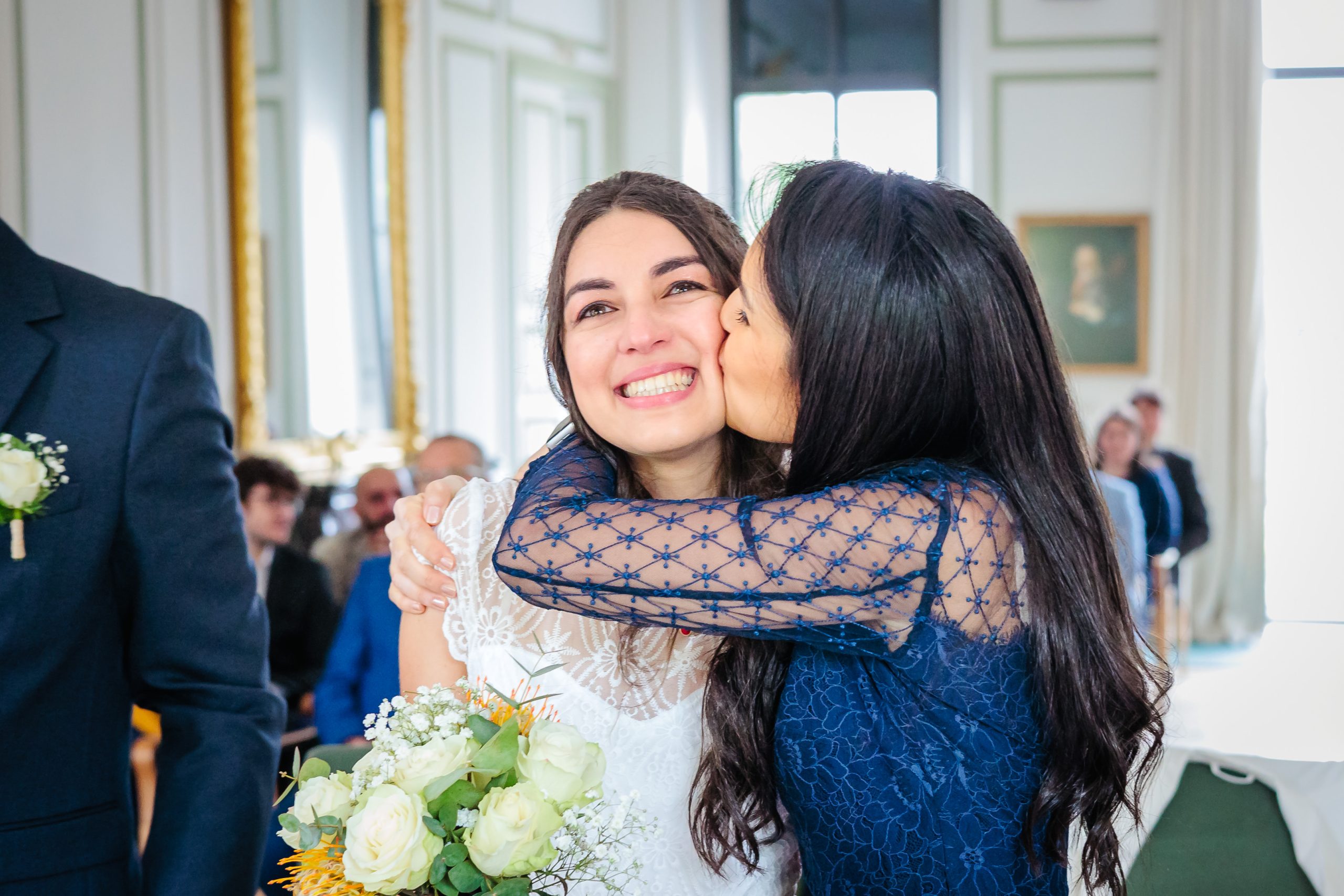 Témoin embrassant la mariée à la fin de la cérémonie civile, photo prise par Florian Fauvarque photographe de mariage à Grenoble et en Isère