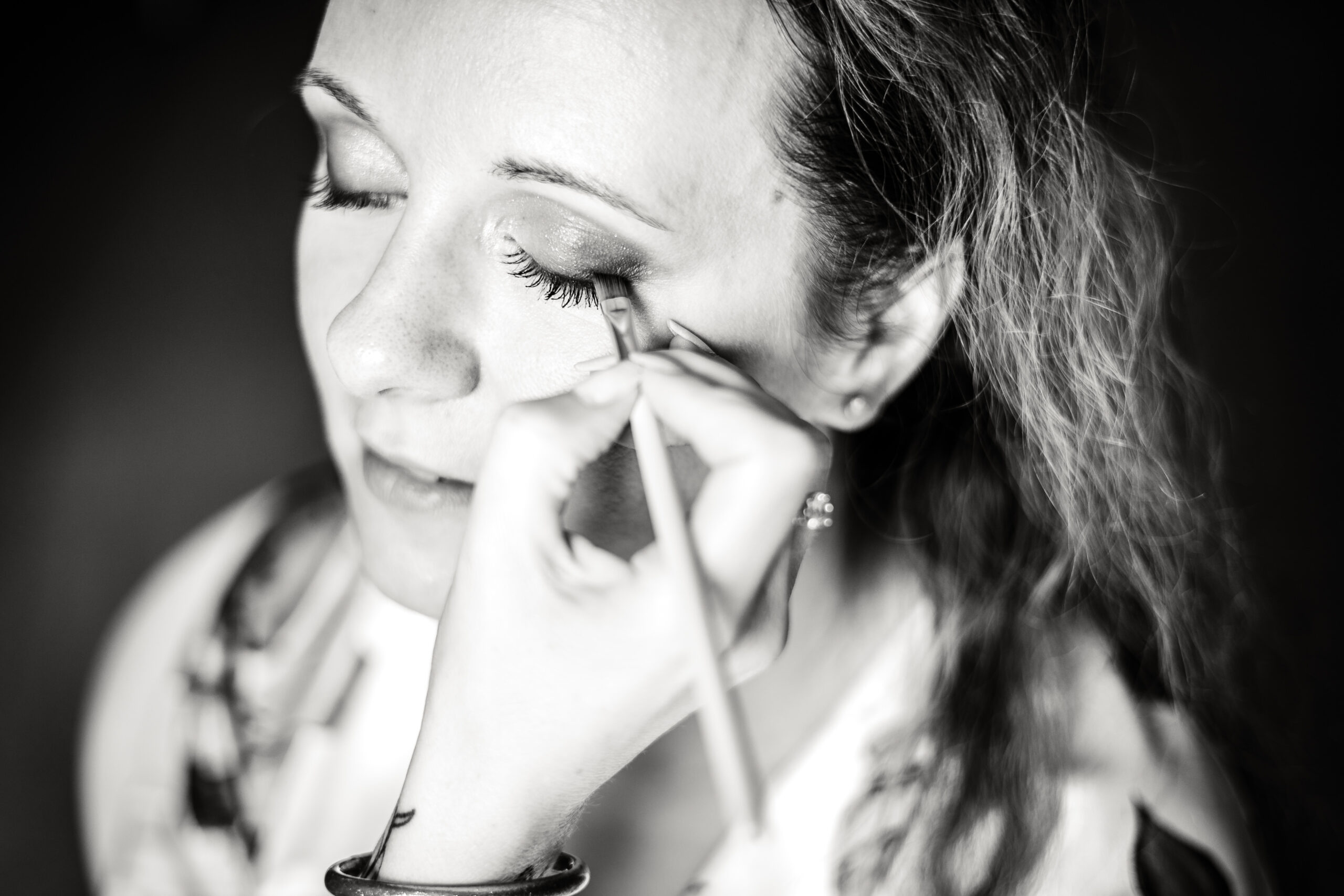 Mariée se faisant maquiller, photo prise par Florian Fauvarque photographe de mariage à Grenoble et en Isère