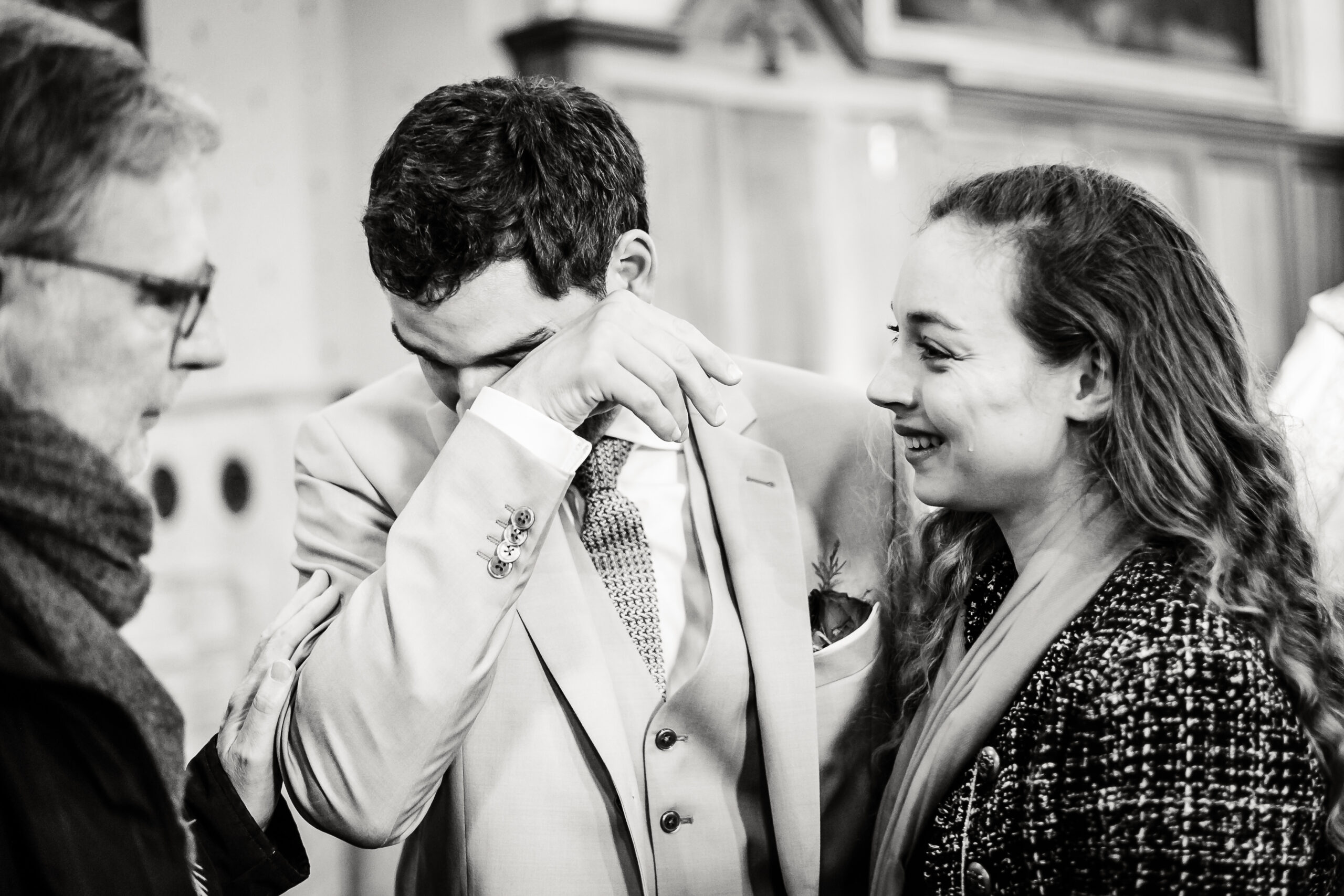 Marié qui pleure avec sa sœur à la sortie de l'église, photo prise par Florian Fauvarque photographe de mariage à Grenoble