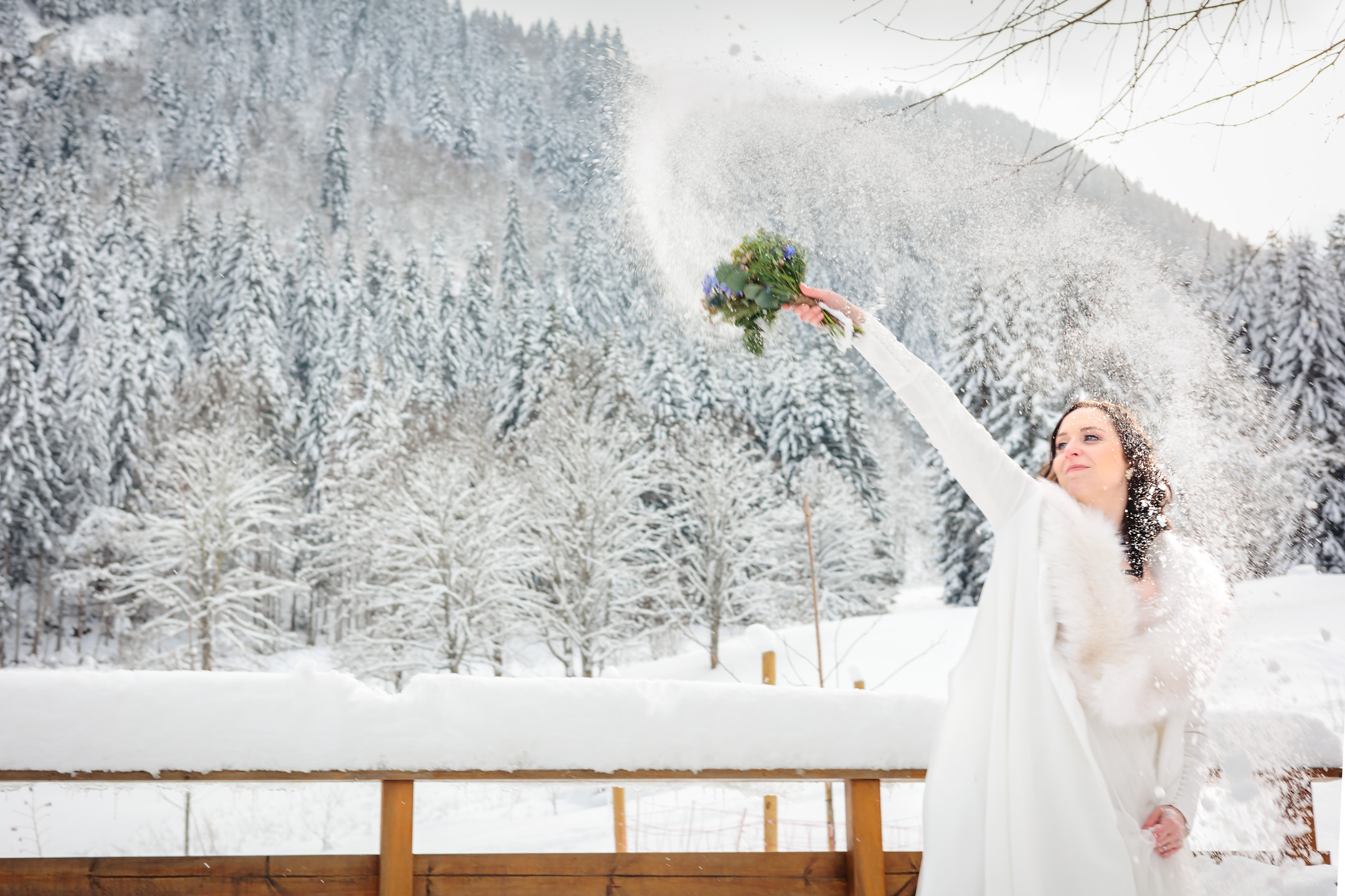 La mariée avec son bouquet dans la neige, photo prise par Florian Fauvarque photographe de mariage à Grenoble et en Isère
