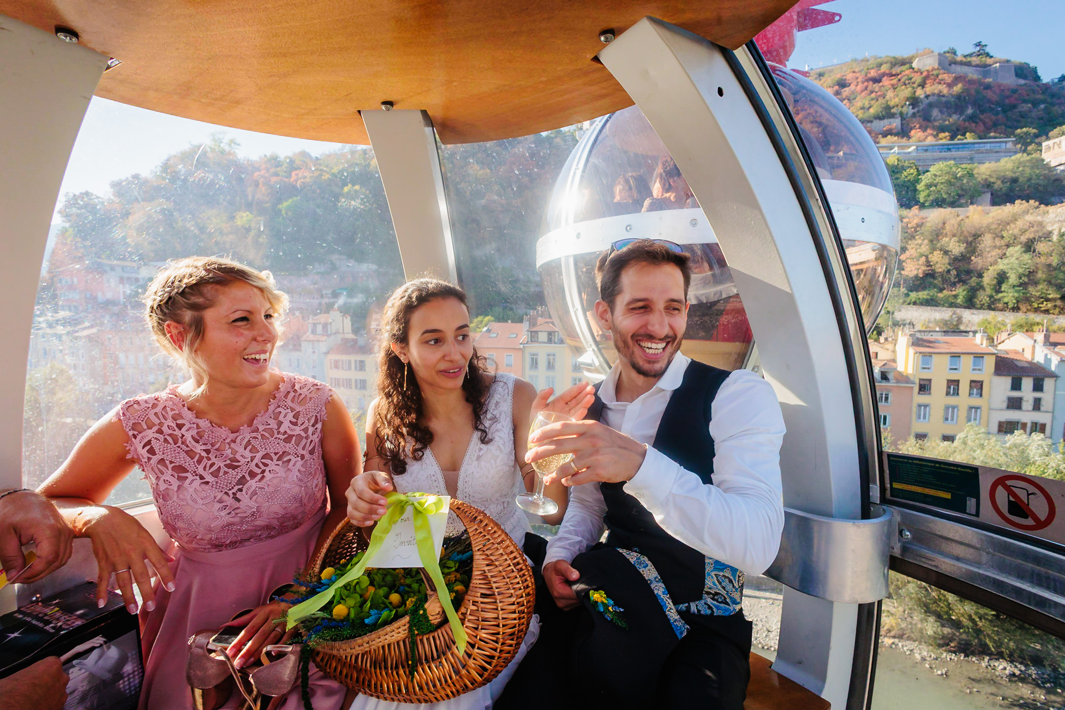Mariés dans les bulles, le téléphérique de Grenoble pour monter à la Bastille, photo prise par Florian Fauvarque photographe de mariage à Grenoble et en Isère