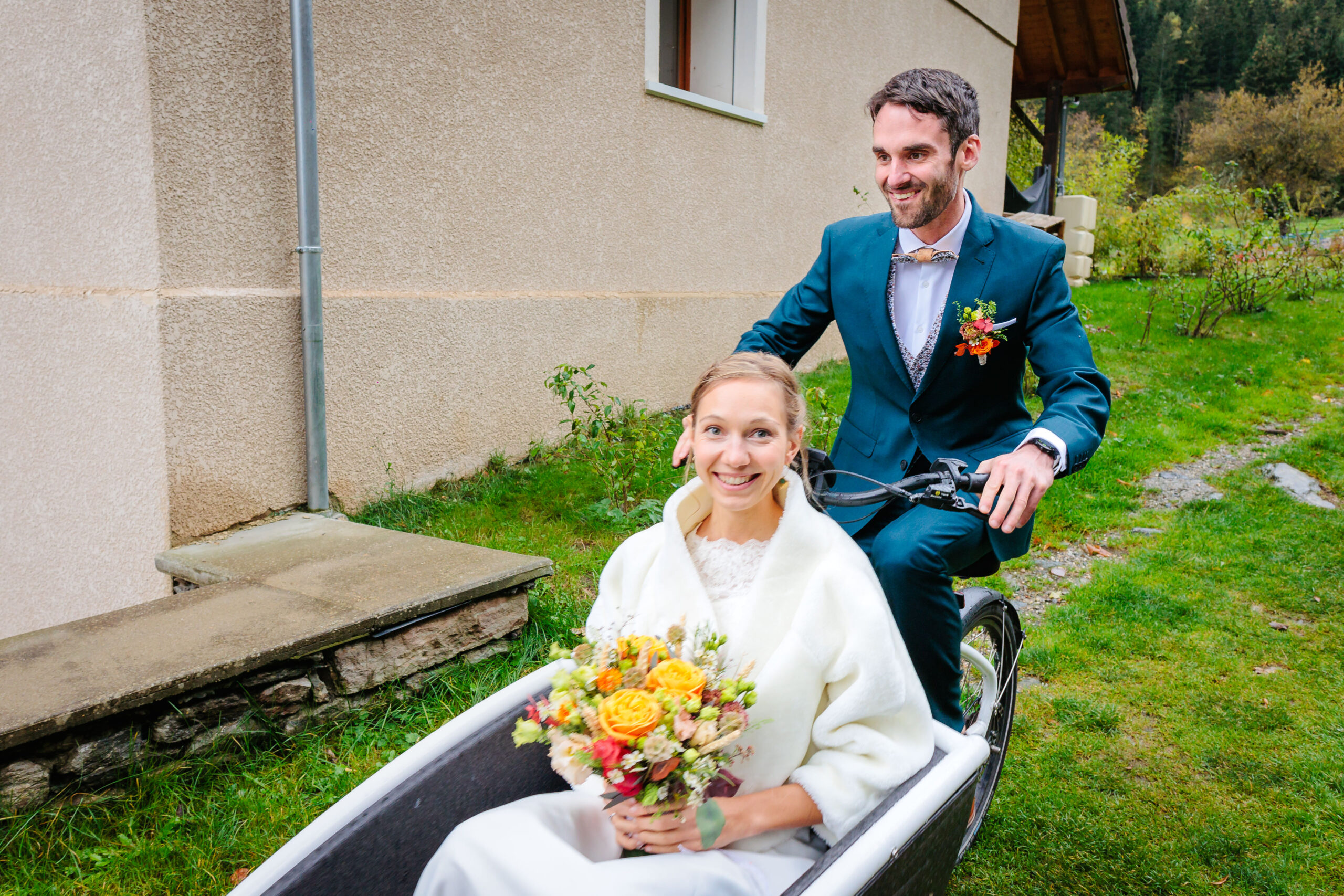 Arrivée des mariés pour leur cérémonie laïque au gîte l'Essentiel en vélo-cargo, photo prise par Florian Fauvarque photographe de mariage à Grenoble et en Isère