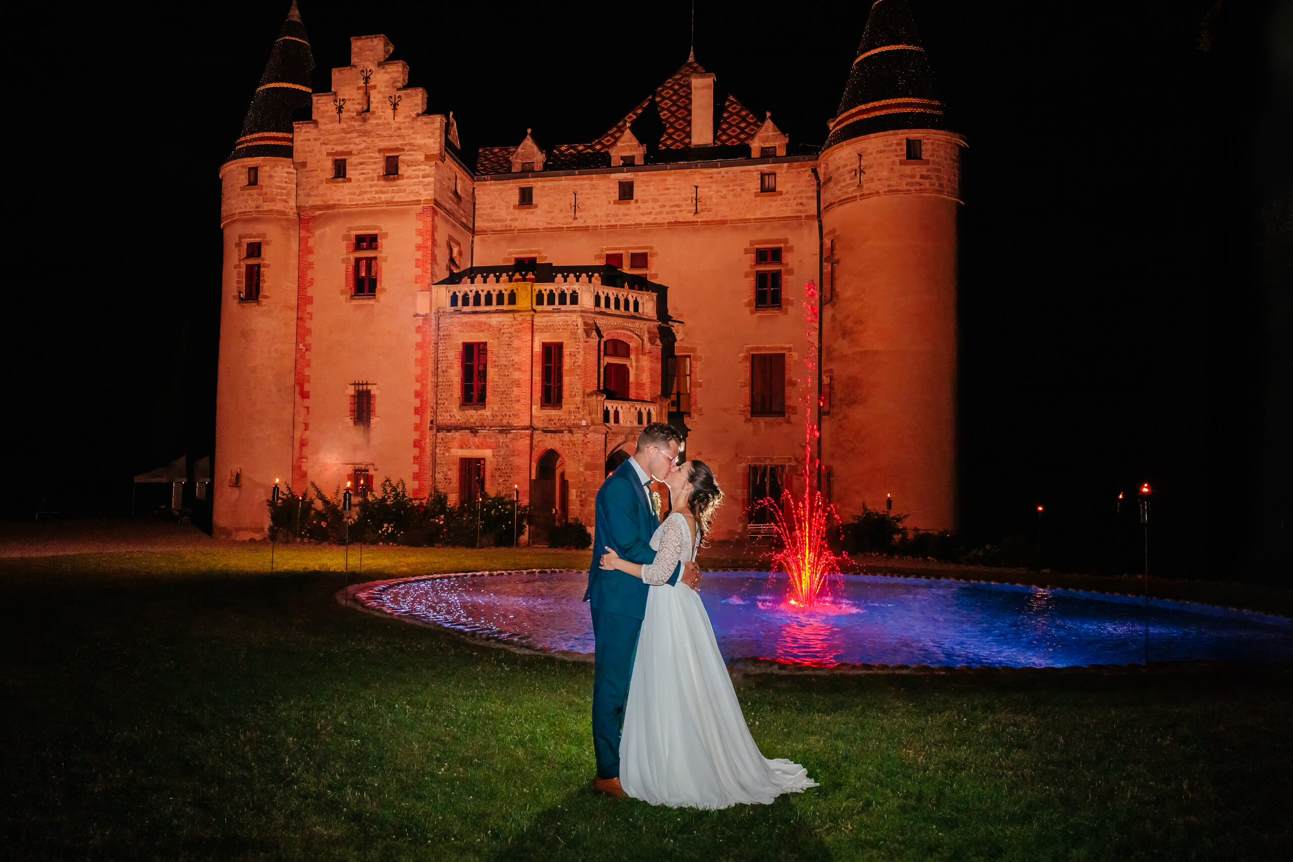 Photo de couple de nuit avec en fond le Château de Pupetières, photo prise par Florian Fauvarque photographe de mariage à Grenoble et en Isère