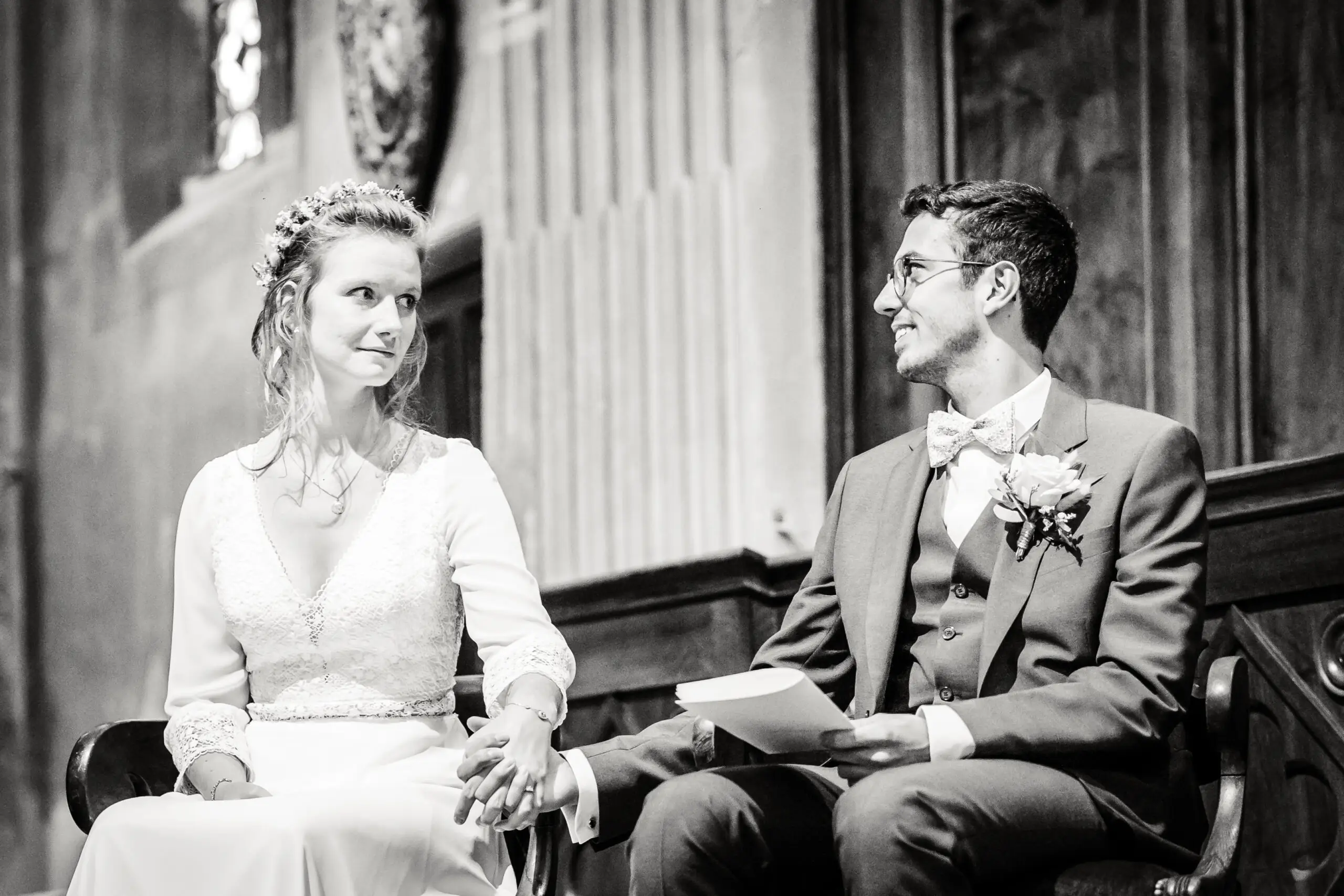 Regards des mariés à l'église, photo prise par Florian Fauvarque photographe mariage à Grenoble en Isère