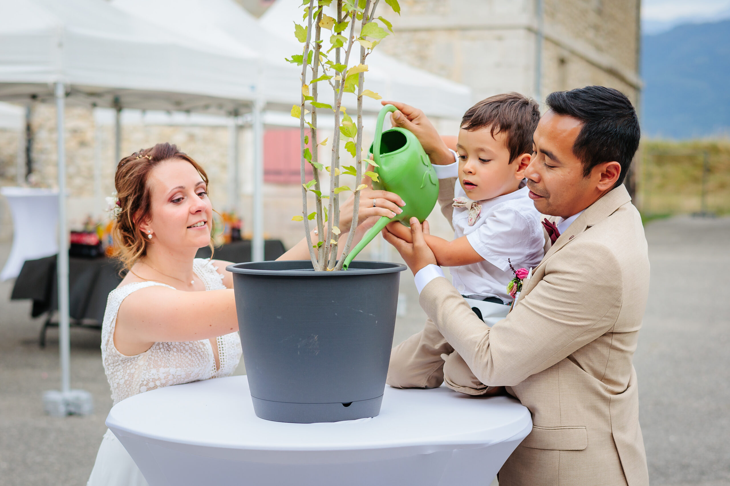 Rituel de cérémonie laïque de l'arbre à planter, photo prise par Florian Fauvarque photographe mariage à Grenoble en Isère