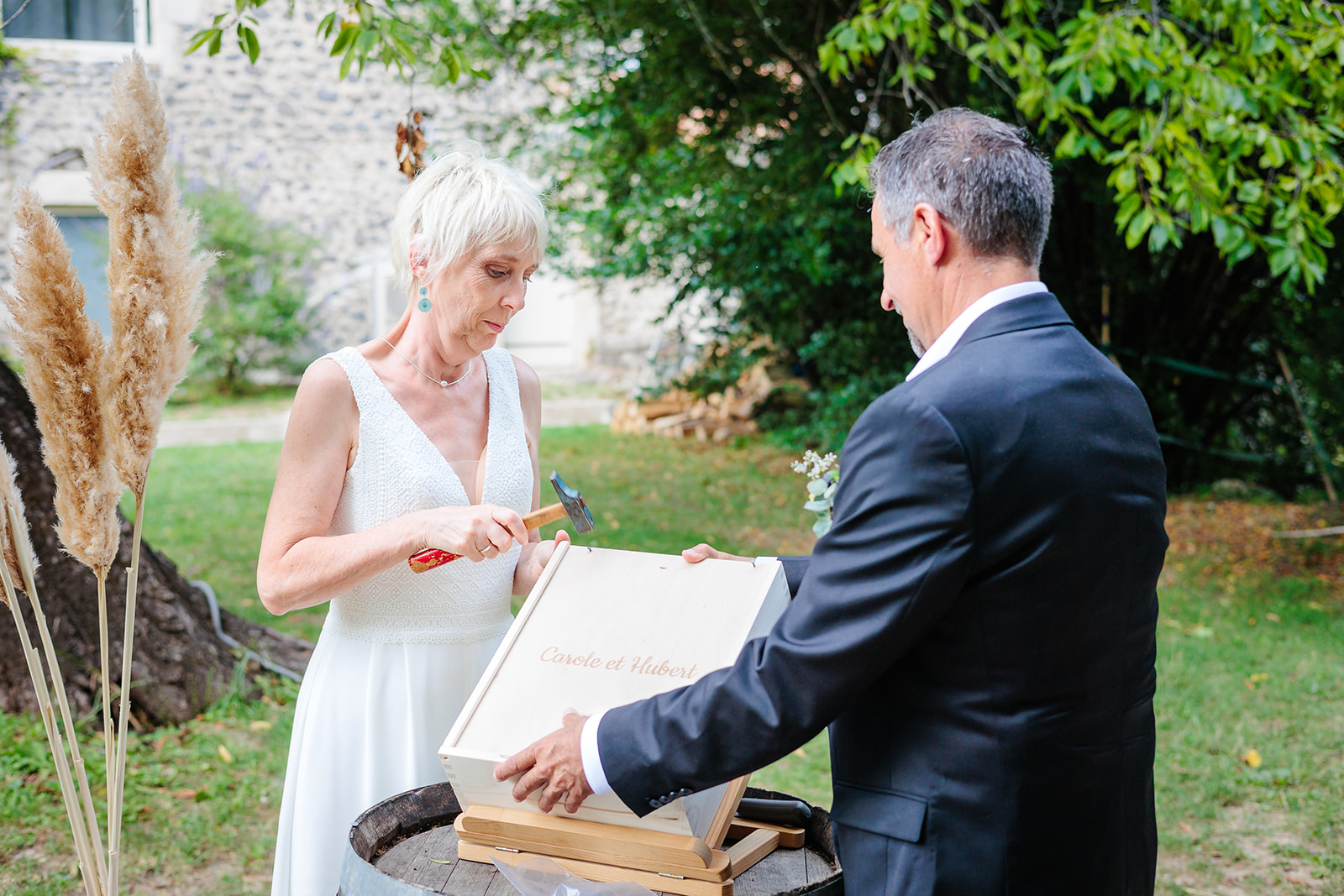 Rituel de cérémonie laïque de la capsule temporelle, photo prise par Florian Fauvarque photographe mariage à Grenoble en Isère