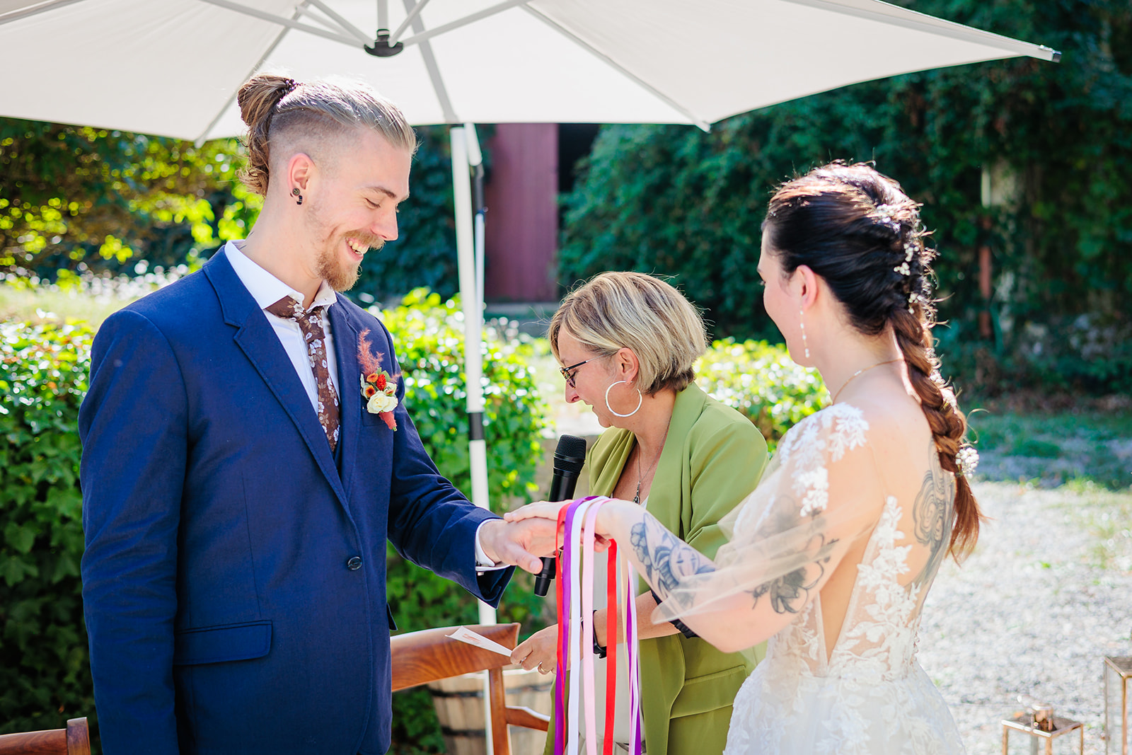 Rituel de cérémonie laïque des rubans, photo prise par Florian Fauvarque photographe mariage à Grenoble en Isère
