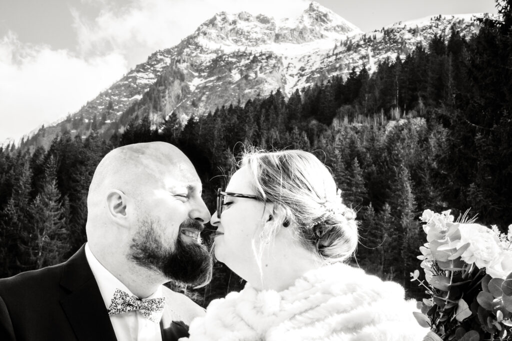 Photo de couple de mariés devant des montagnes, photo prise par Florian Fauvarque photographe mariage à Grenoble en Isère
