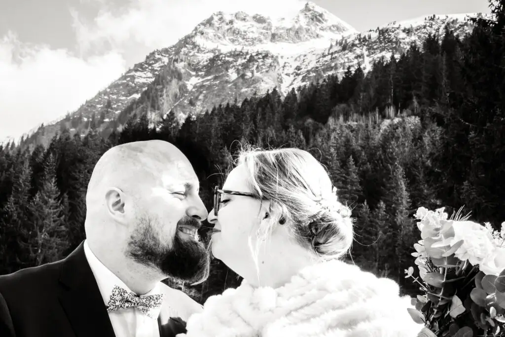 Photo de couple de mariés devant des montagnes, photo prise par Florian Fauvarque photographe mariage à Grenoble en Isère