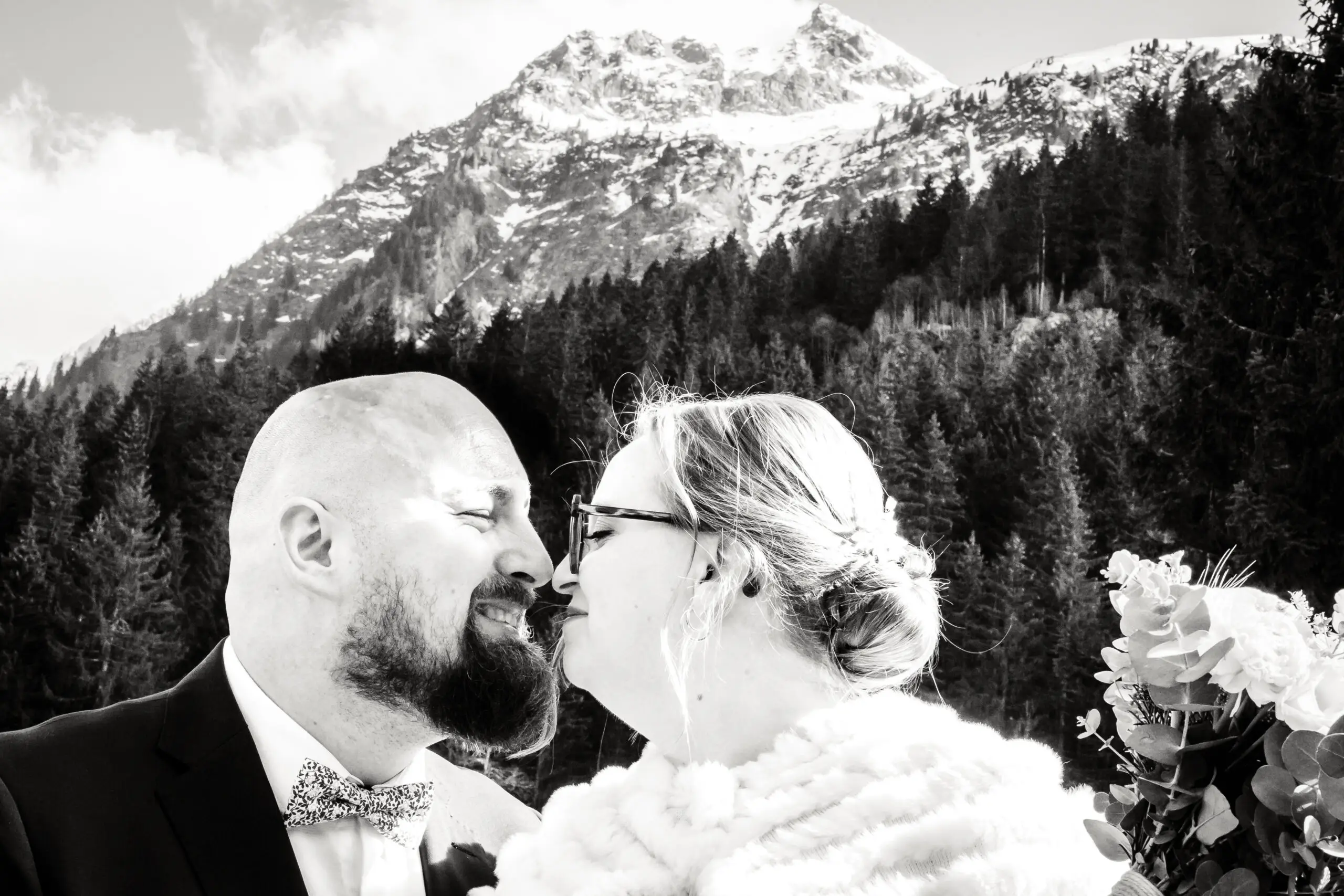 Photo de couple de mariés devant des montagnes, photo prise par Florian Fauvarque photographe mariage à Grenoble en Isère
