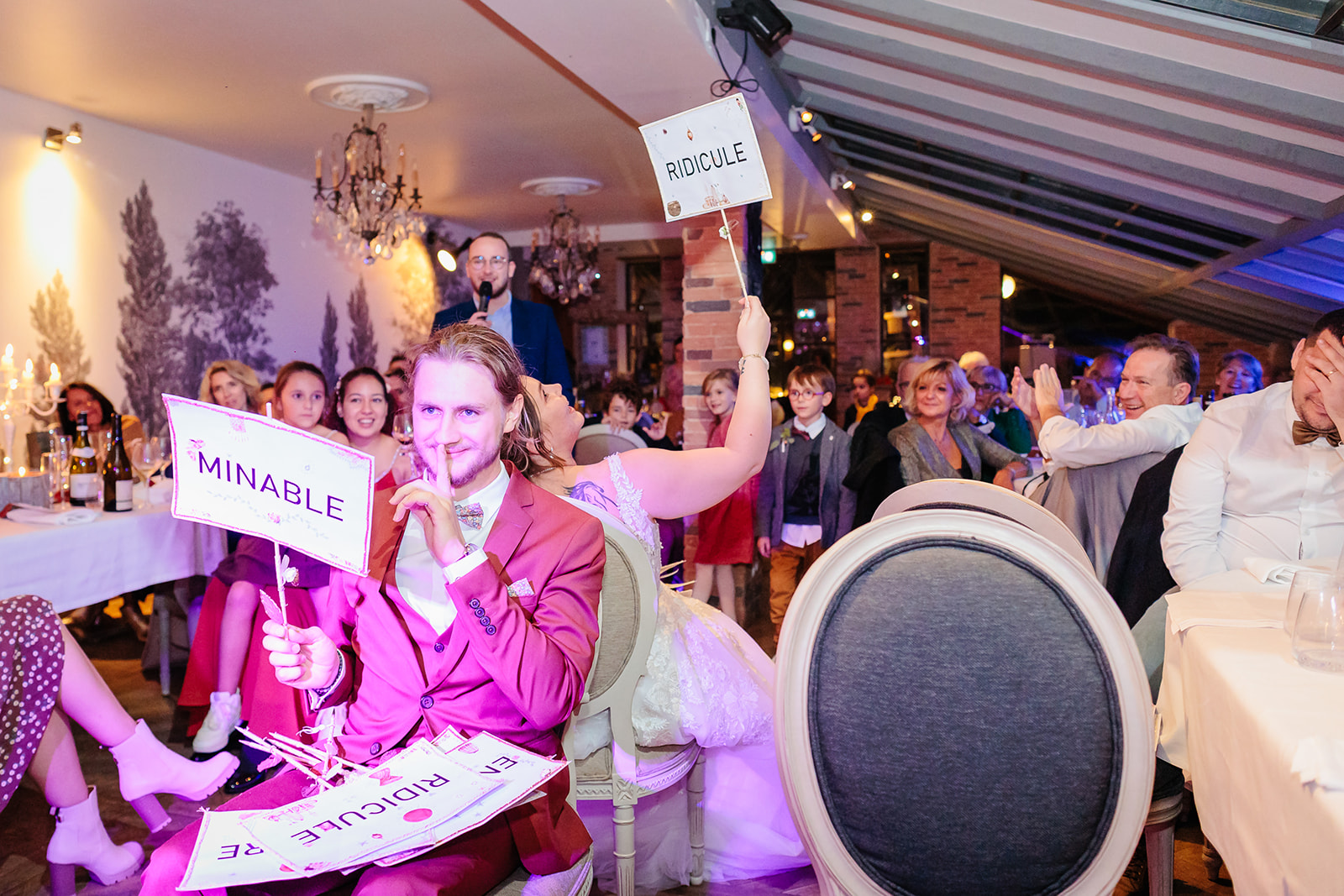 Animation des pancartes durant le repas de mariage, photo prise par Florian Fauvarque photographe de mariage à Grenoble et en Isère