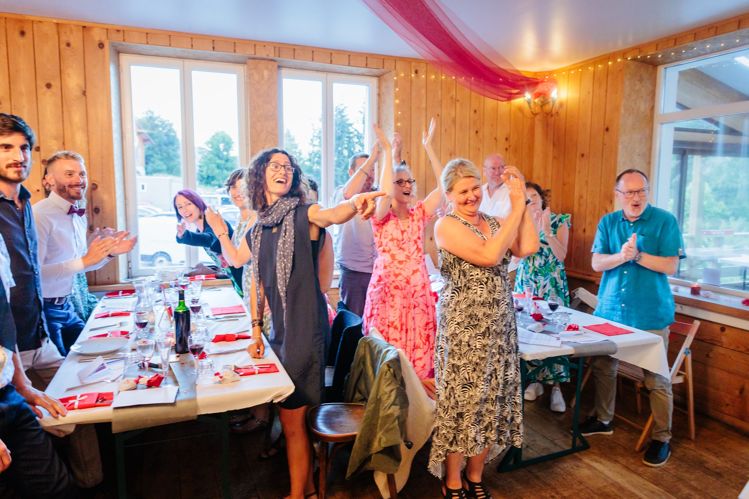 Animation Les points communs avec les invités debout, photo prise par Florian Fauvarque photographe de mariage à Grenoble et en Isère