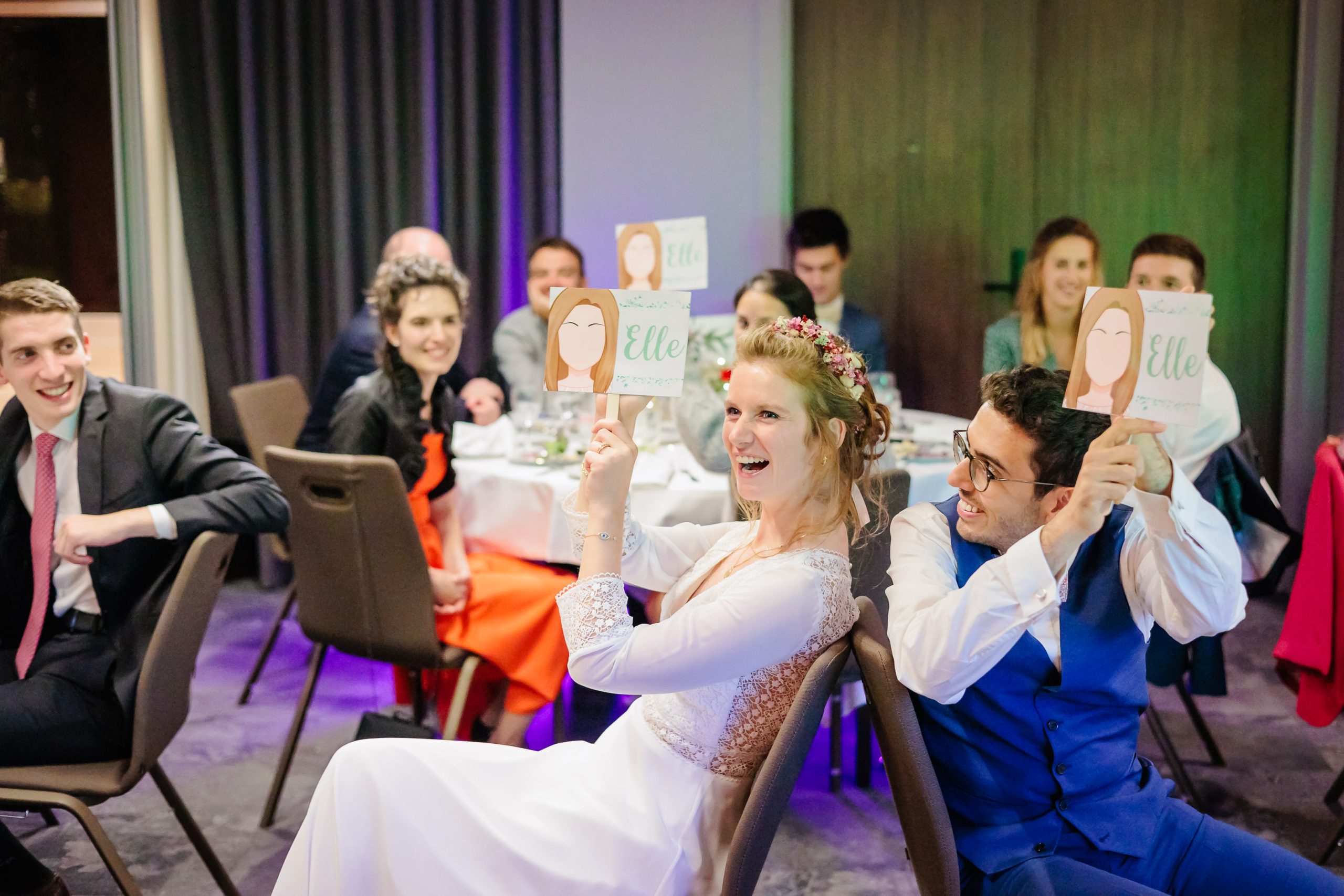 Les mariés durant le jeu Elle / Lui, photo prise par Florian Fauvarque photographe de mariage à Grenoble et en Isère