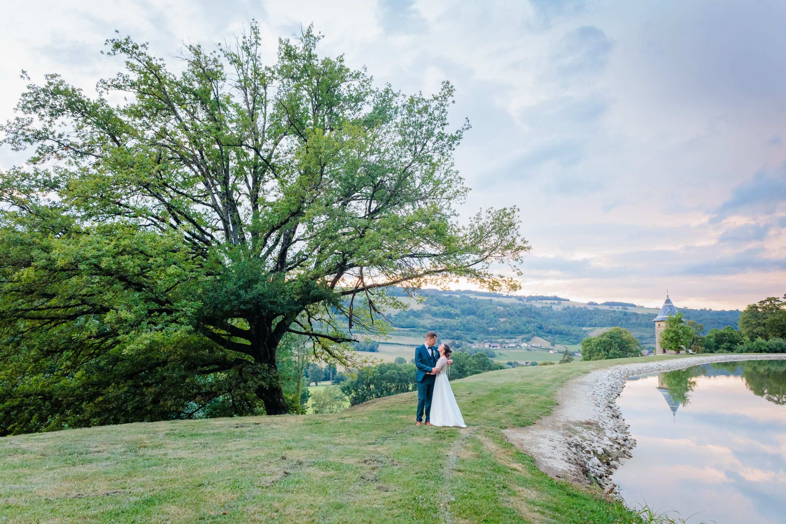 Photo de couple au Château de Pupetières, photo prise par Florian Fauvarque photographe de mariage à Grenoble et en Isère
