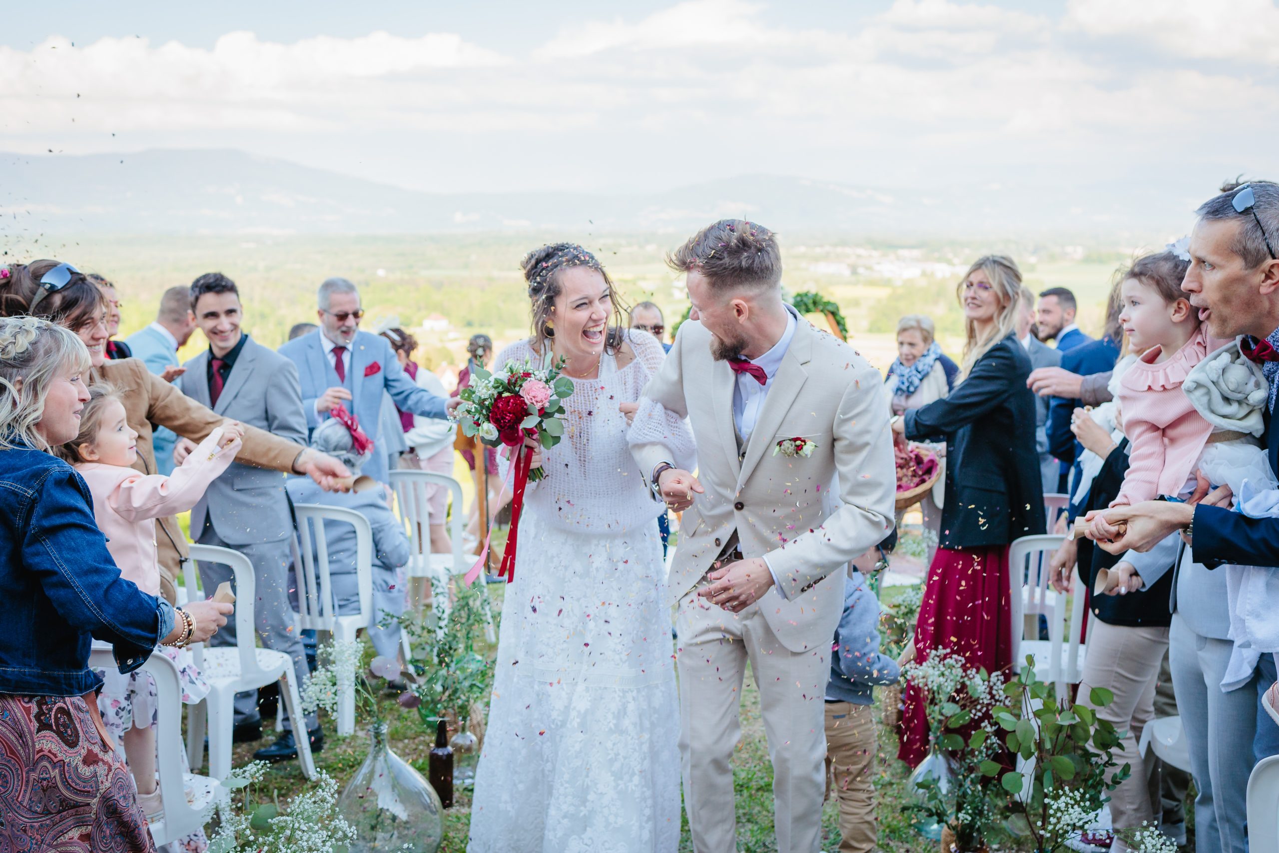 Les mariés terminent la cérémonie laïque au château de Montolivet par une pluie de confettis, photo prise par Florian Fauvarque photographe de mariage à Grenoble et en Isère