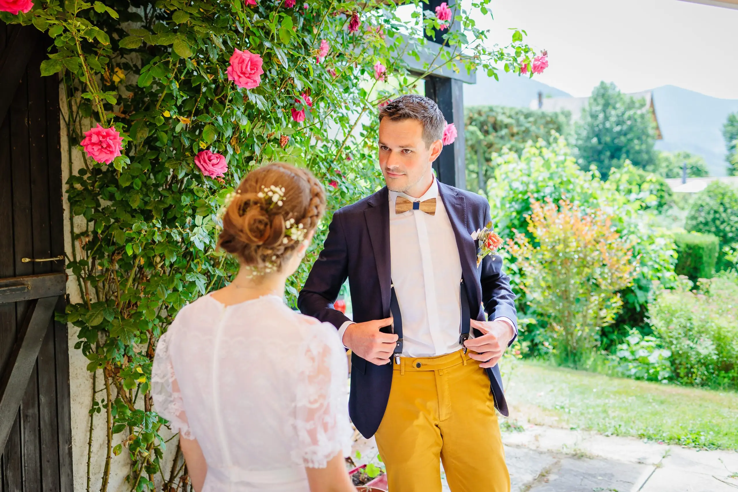 First look des mariés dans le jardin, photo prise par Florian Fauvarque photographe de mariage à Grenoble et en Isère