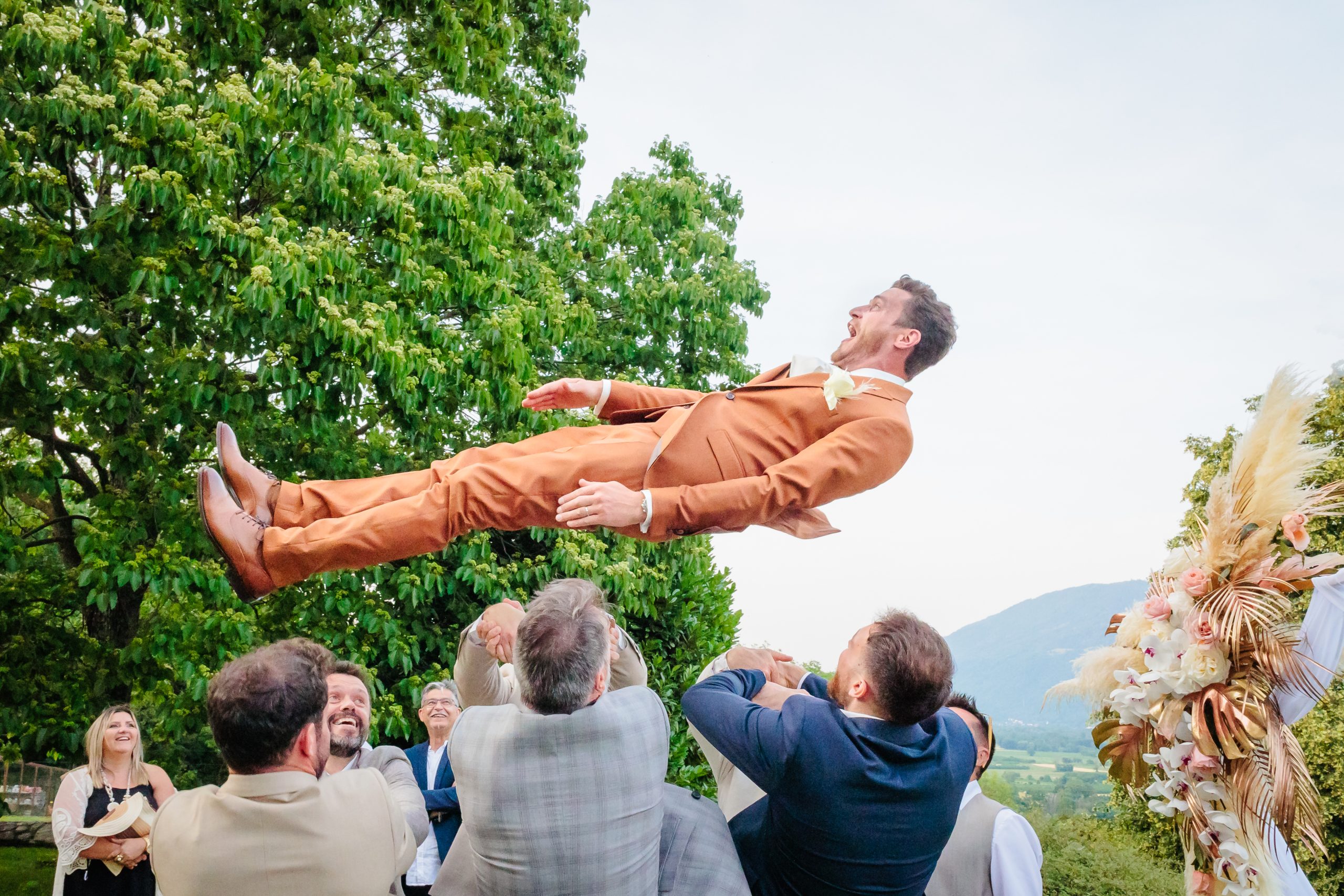 Lancé de marié, photo prise par Florian Fauvarque photographe de mariage à Grenoble et en Isère