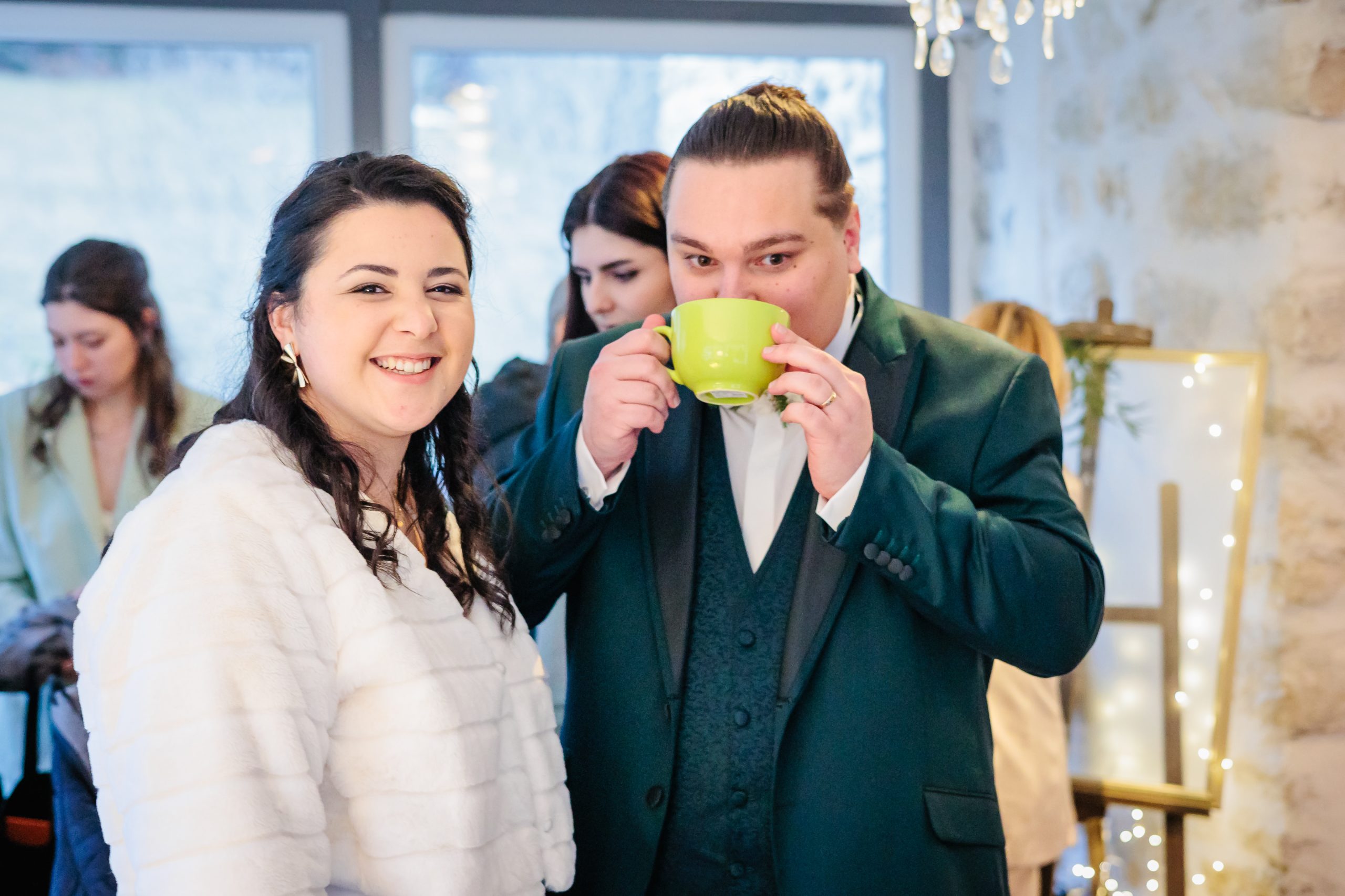 Mariés au bar à chocolat chaud, photo prise par Florian Fauvarque photographe de mariage à Grenoble et en Isère