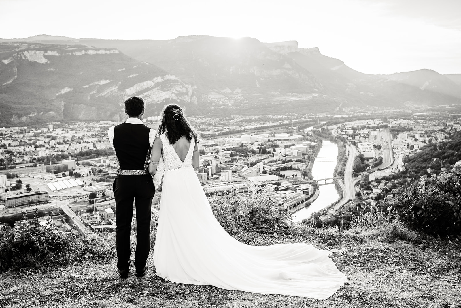 Mariés regardent Grenoble depuis la bastille, photo prise par Florian Fauvarque photographe de mariage à Grenoble et en Isère