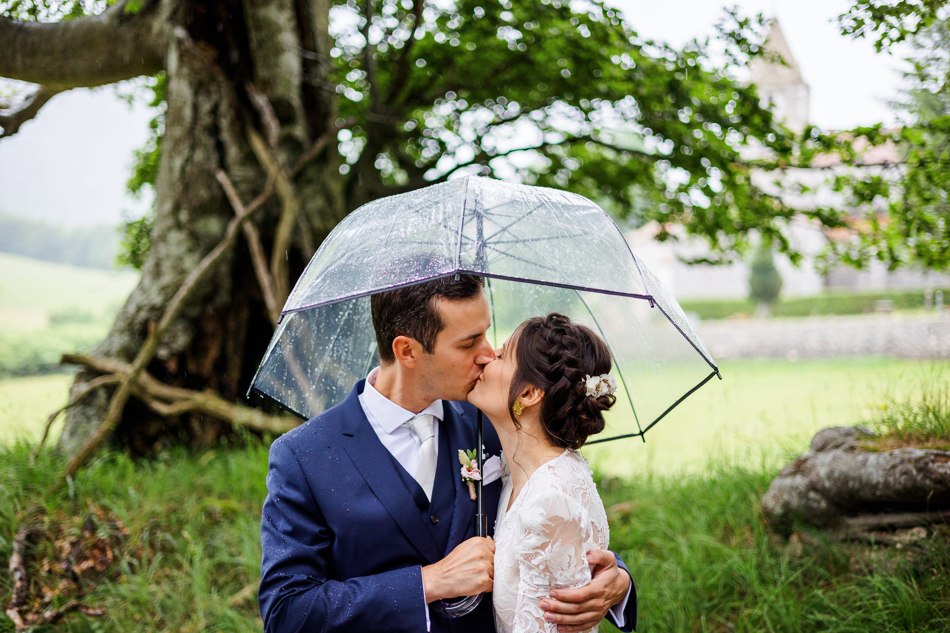 Photo de couple sous la pluie, photo prise par Florian Fauvarque photographe de mariage à Grenoble et en Isère