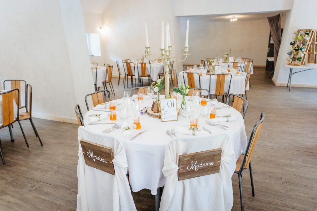 Photo de décoration de salle de mariage, photo prise par Florian Fauvarque photographe de mariage à Grenoble et en Isère
