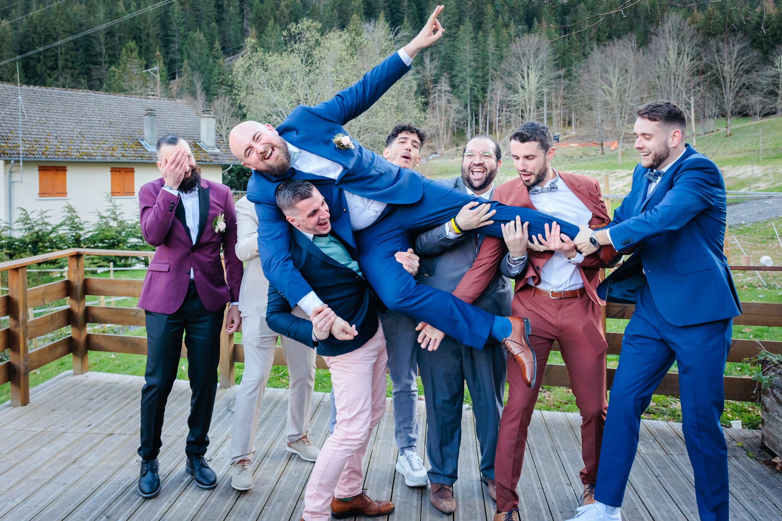 Photo de groupe avec porté de marié, photo prise par Florian Fauvarque photographe de mariage à Grenoble et en Isère