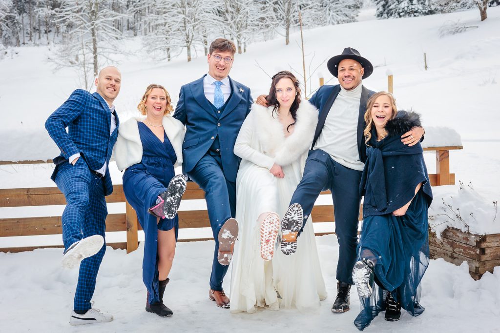 Photo de groupe montrant leur chaussures, photo prise par Florian Fauvarque photographe de mariage à Grenoble et en Isère