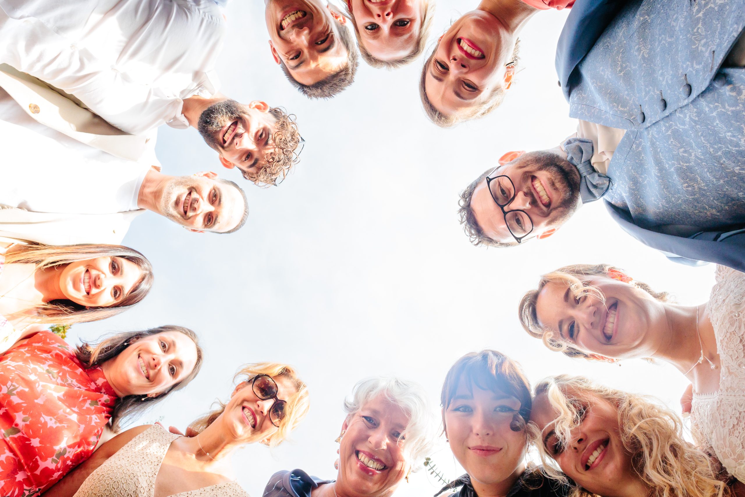 Photo de groupe vue d'en bas, photo prise par Florian Fauvarque photographe de mariage à Grenoble et en Isère