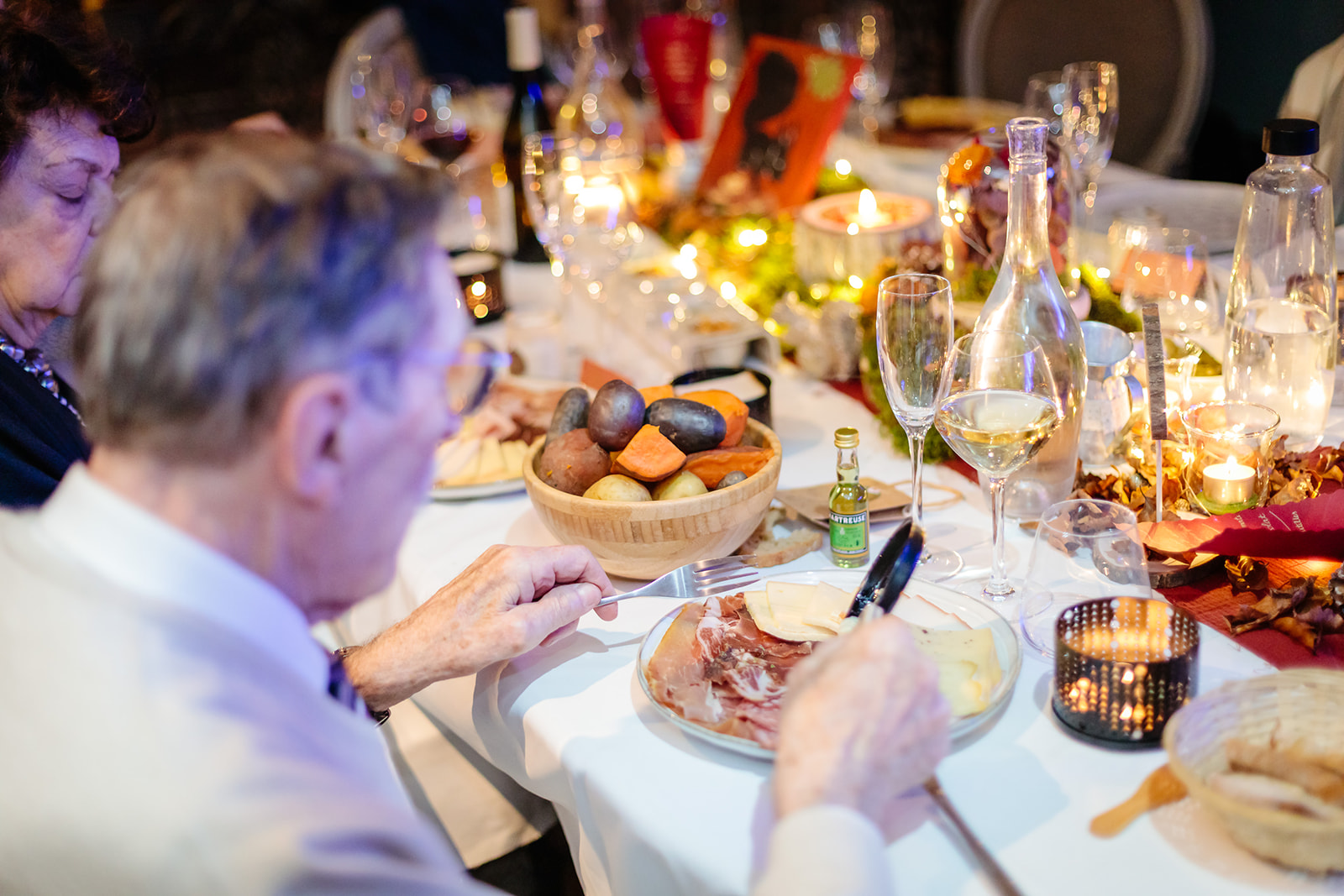 Photo de raclette de mariage, photo prise par Florian Fauvarque photographe de mariage à Grenoble et en Isère