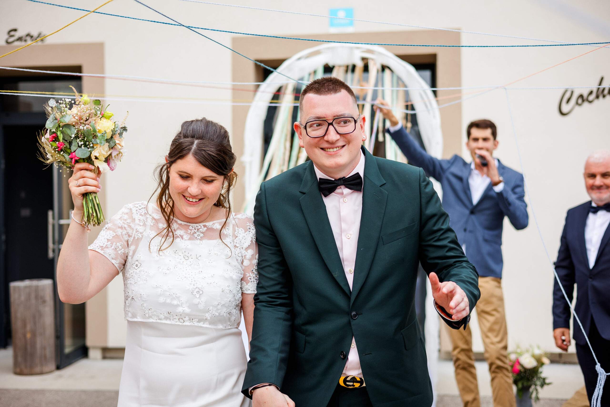 Mariés à la sortie de cérémonie laïque, photo prise par Florian Fauvarque photographe de mariage à Grenoble et en Isère
