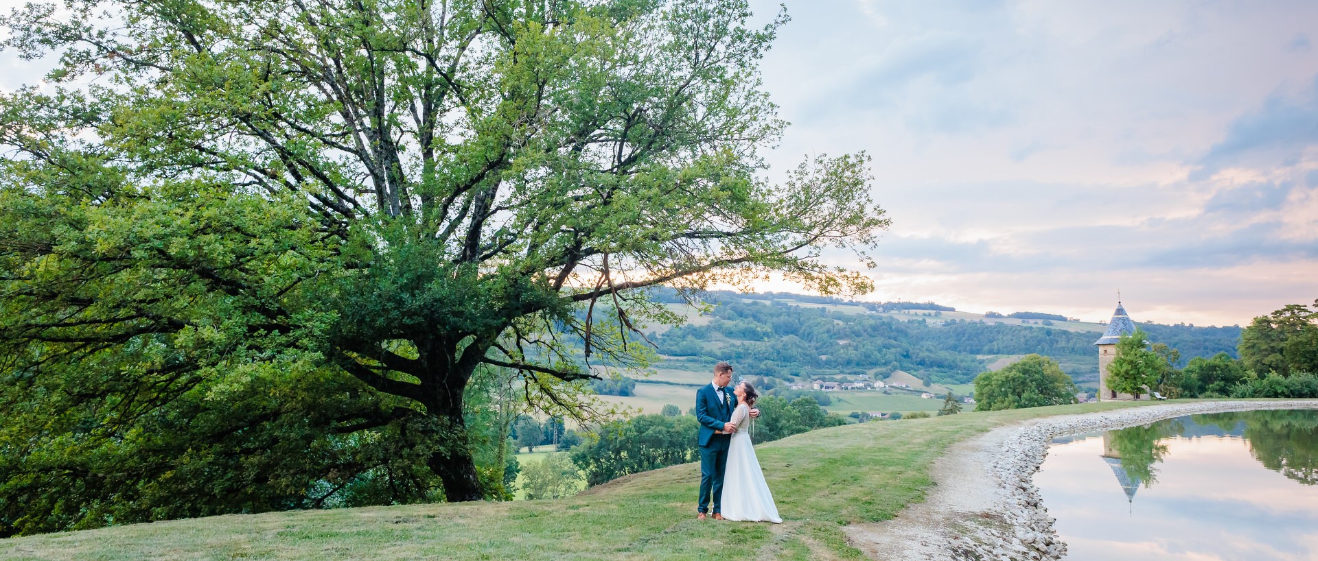 Photo de couple au château de Pupetières, photo prise par Florian Fauvarque photographe de mariage à Grenoble et en Isère