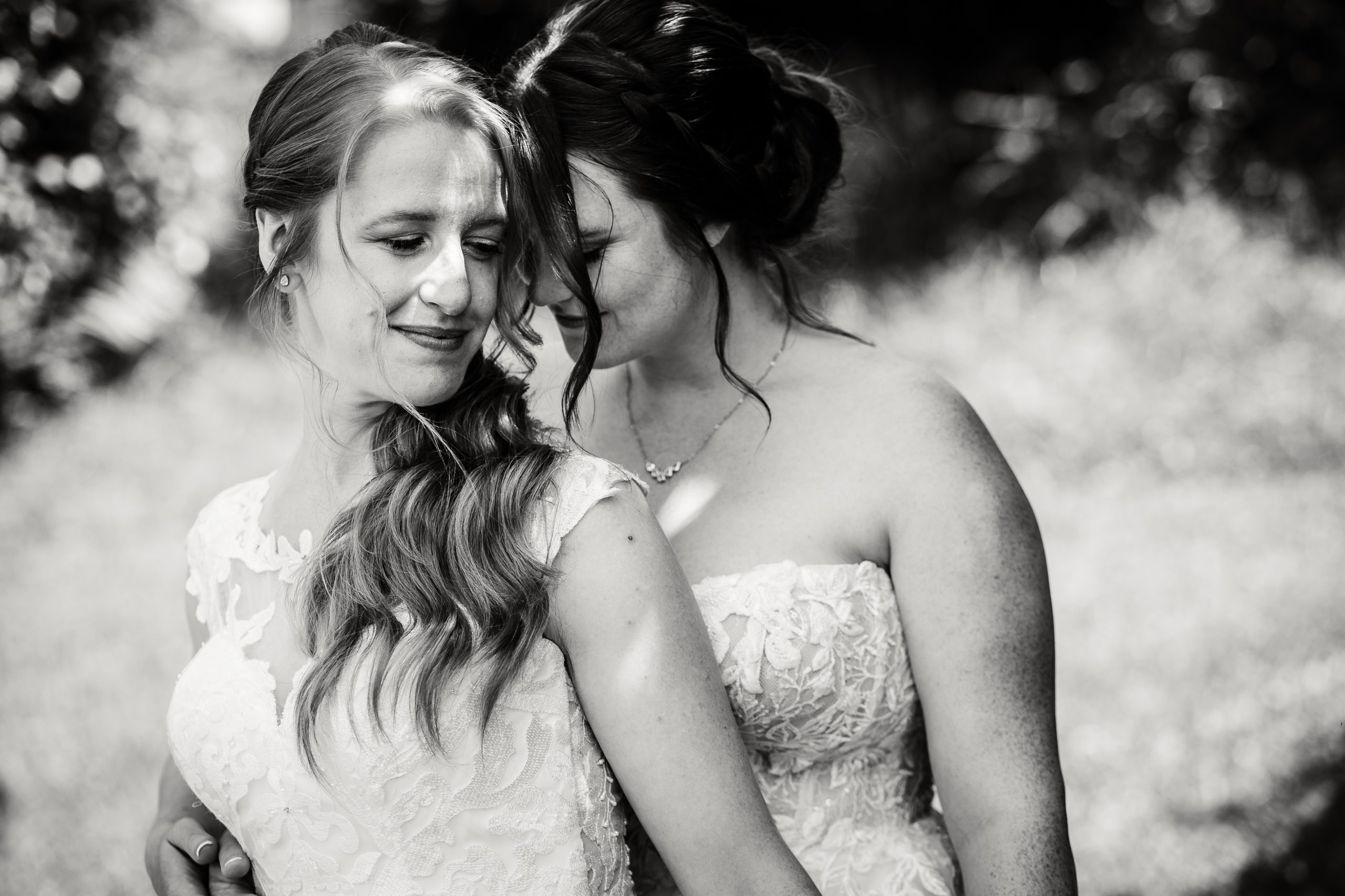 Photo de couple de mariée lesbienne, photo prise par Florian Fauvarque photographe de mariage à Grenoble et en Isère