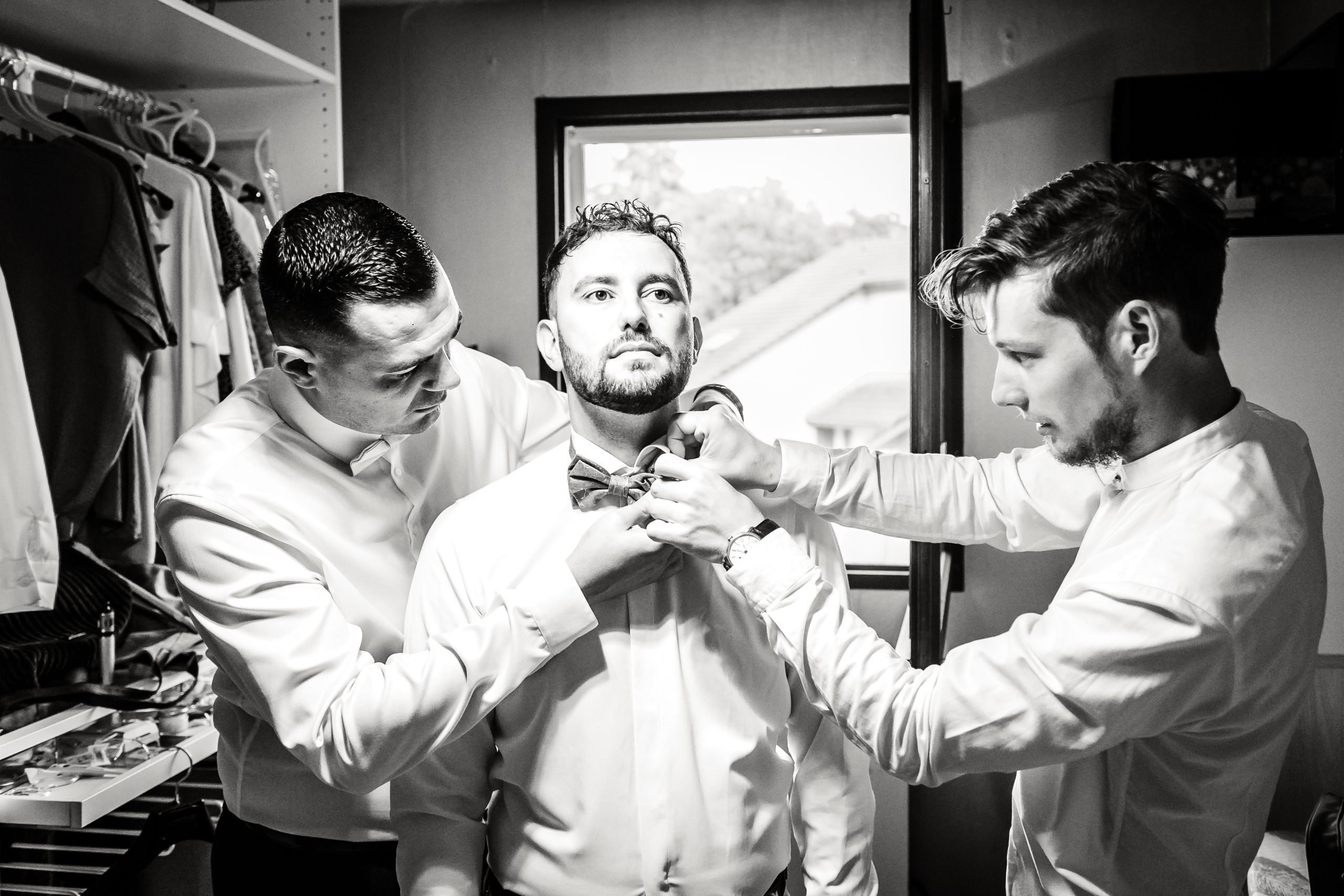 Photo de l'habillage du marié, photo prise par Florian Fauvarque photographe de mariage à Grenoble et en Isère