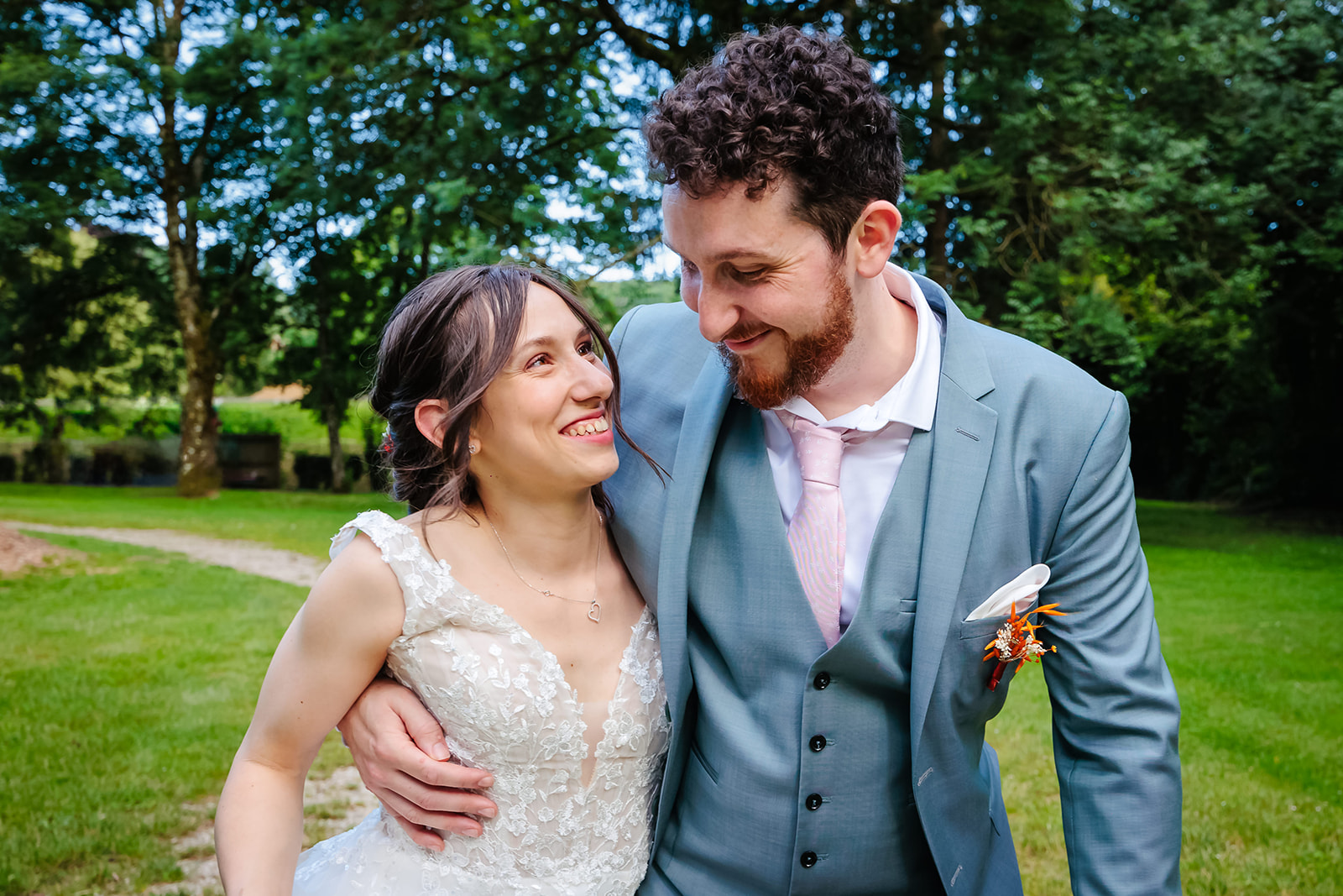 Photo de couple souriant, photo prise par Florian Fauvarque photographe de mariage à Grenoble et en Isère
