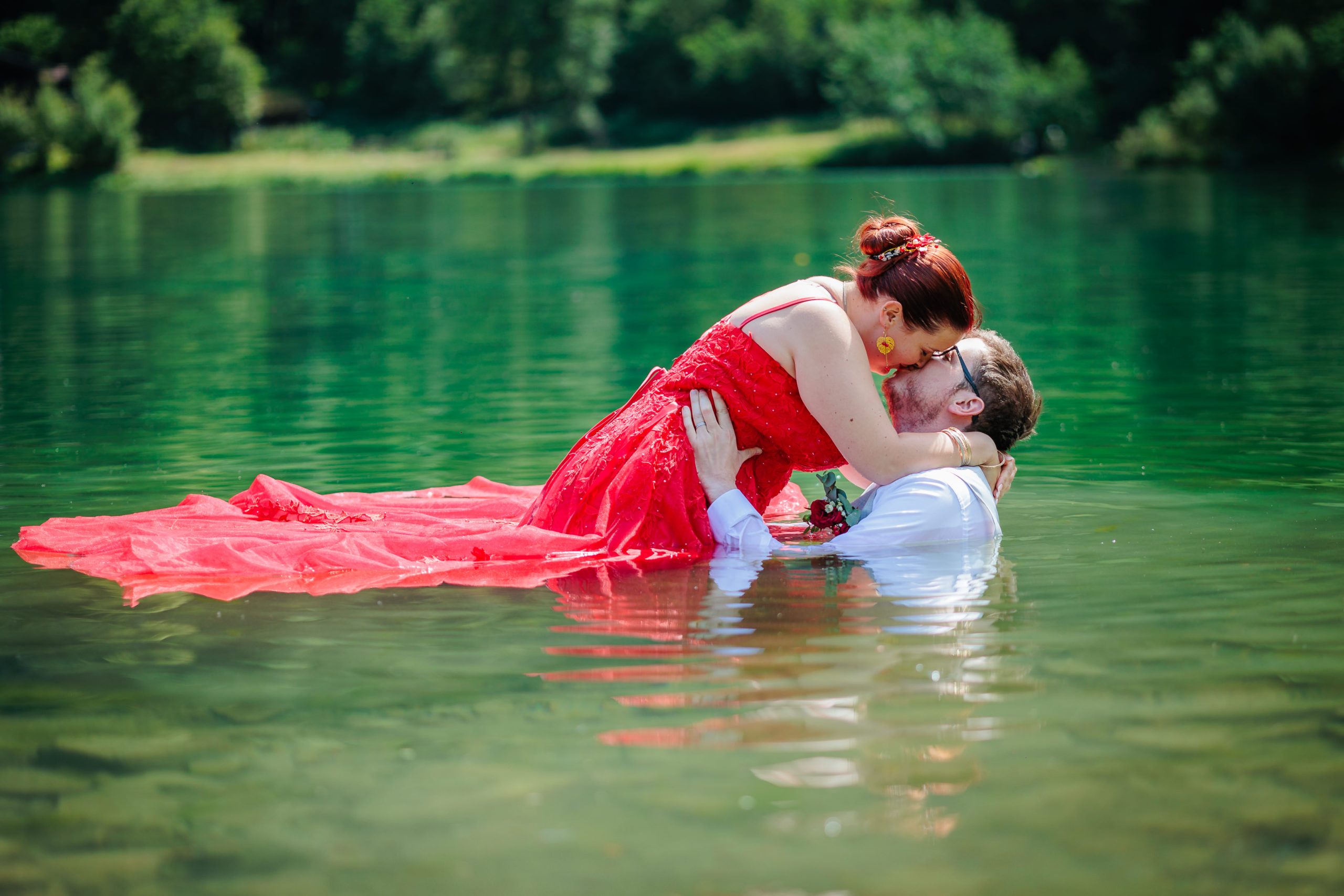 Séance trash the dress dans un lac, photo prise par Florian Fauvarque photographe de mariage à Grenoble et en Isère