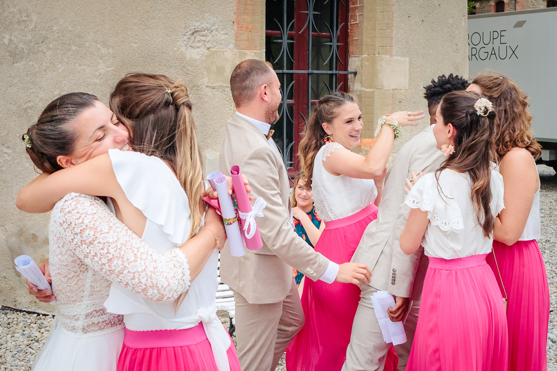 Câlin des témoins pendant le vin d'honneur, photo prise par Florian Fauvarque photographe de mariage à Grenoble et en Isère