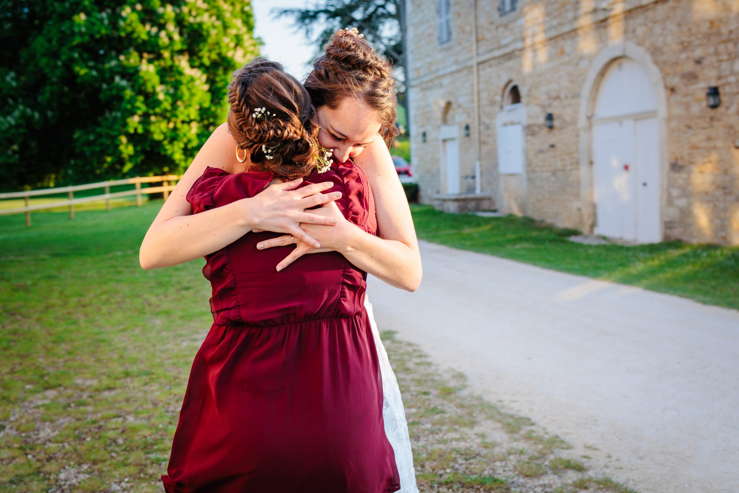 La mariée remercie sa témoin, photo prise par Florian Fauvarque photographe de mariage à Grenoble et en Isère