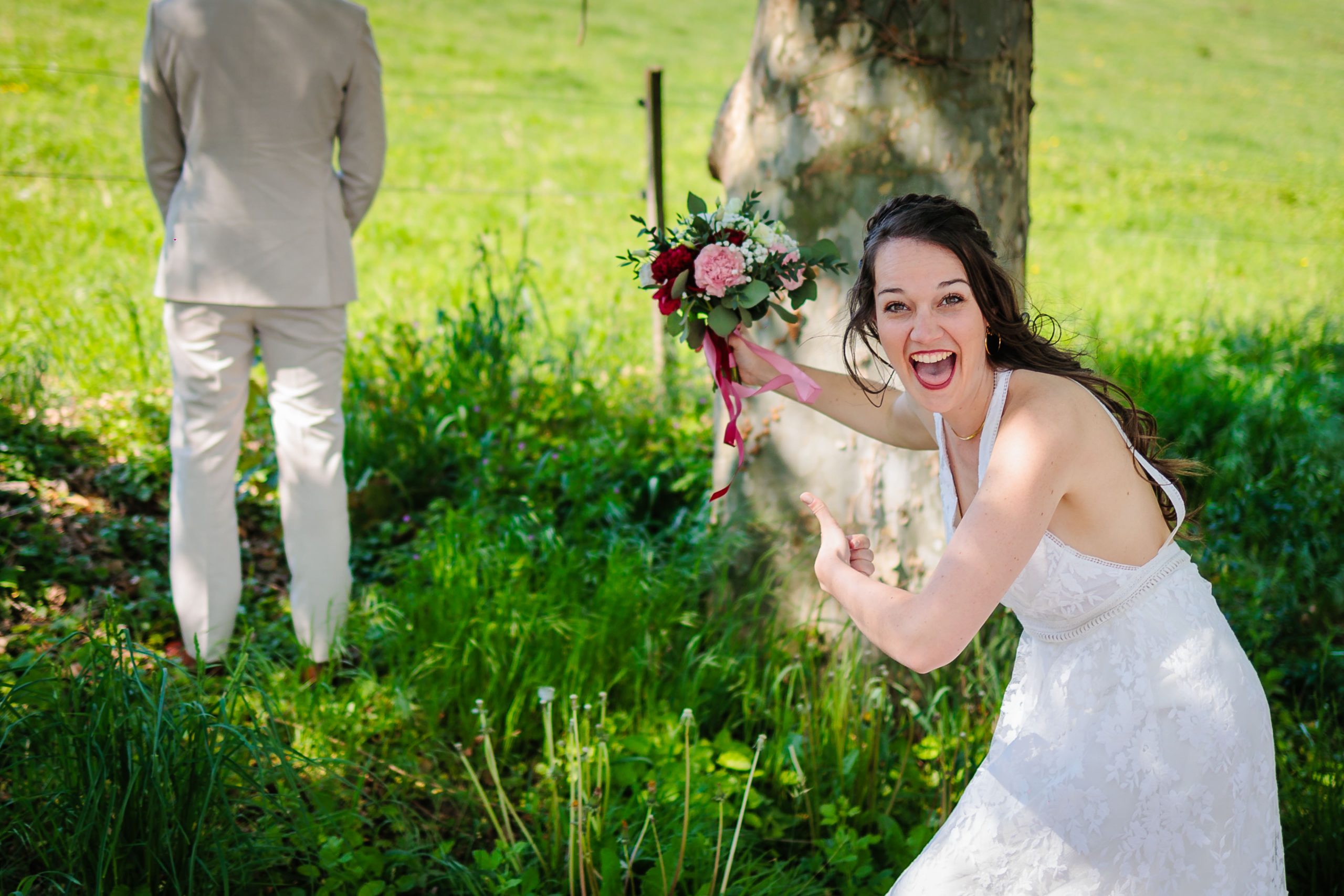 La mariée se moque de la pose pipi du marié, photo prise par Florian Fauvarque photographe de mariage à Grenoble et en Isère