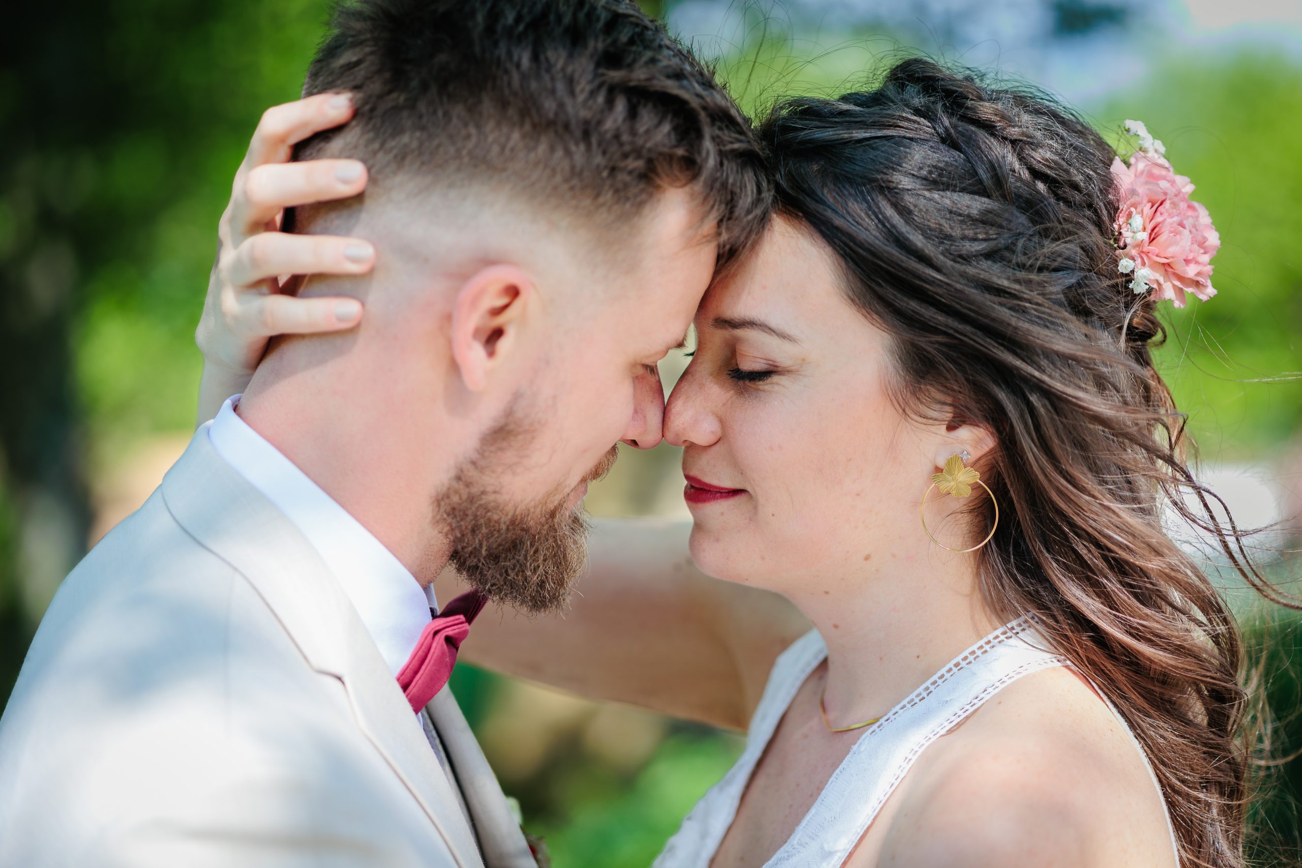 Photo de mariés zen à leur mariage, photo prise par Florian Fauvarque photographe de mariage à Grenoble et en Isère