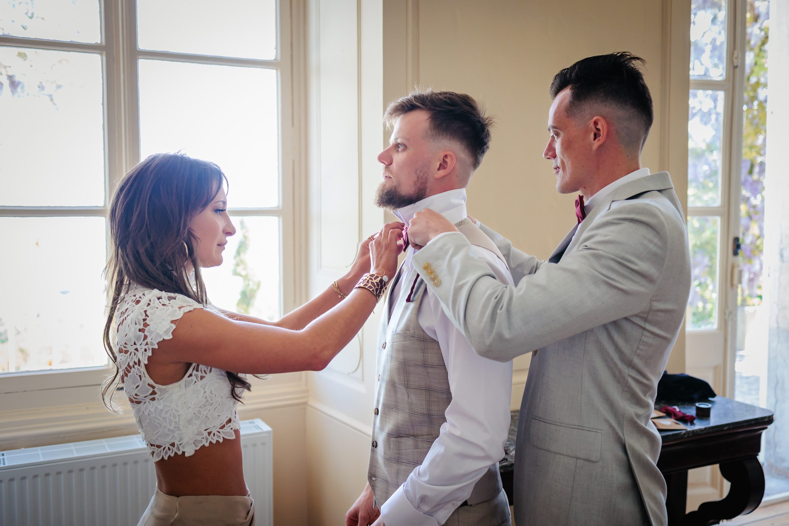 Les préparatifs du marié, photo prise par Florian Fauvarque photographe de mariage à Grenoble et en Isère