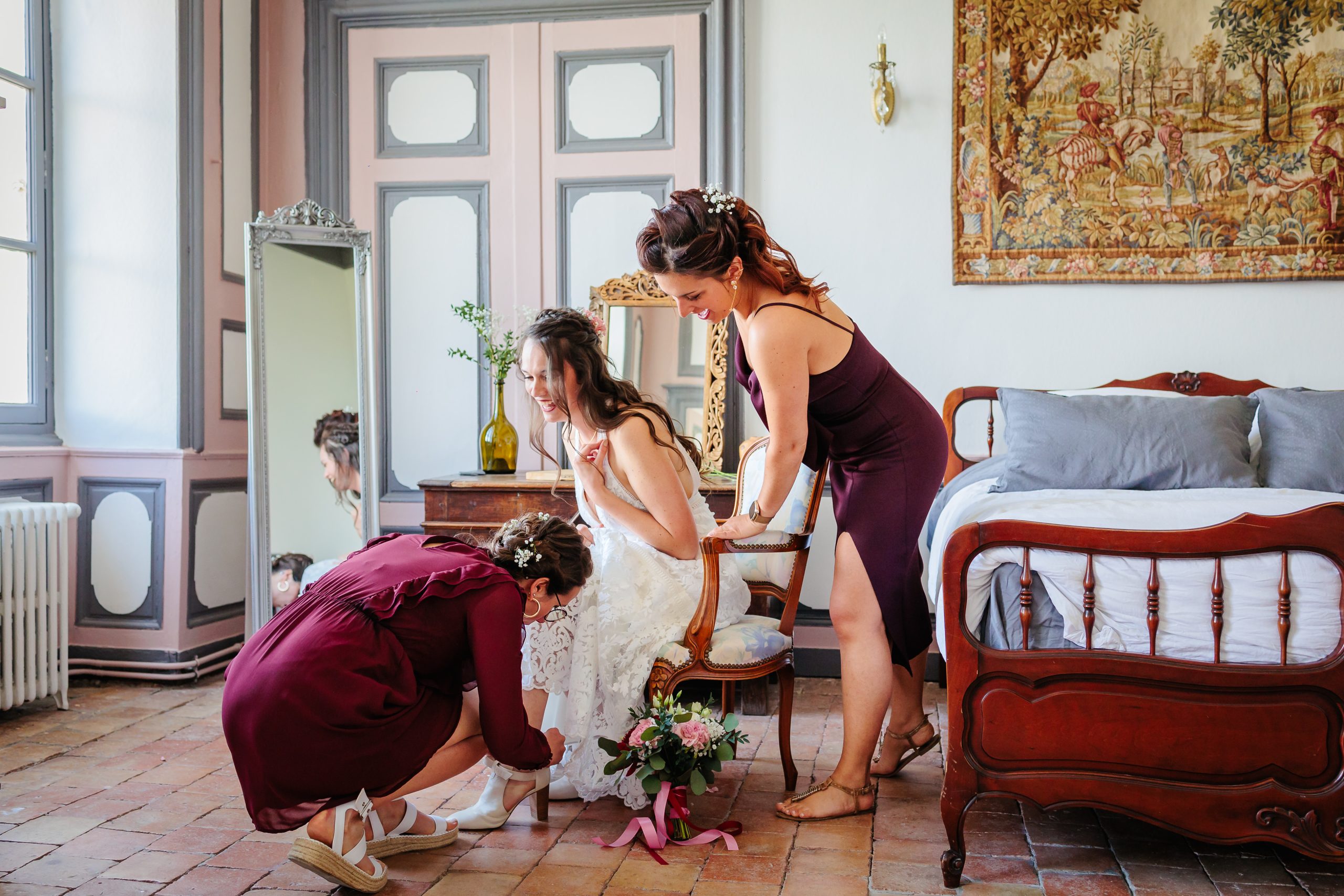Les témoins aident la mariée à s'habiller, photo prise par Florian Fauvarque photographe de mariage à Grenoble et en Isère
