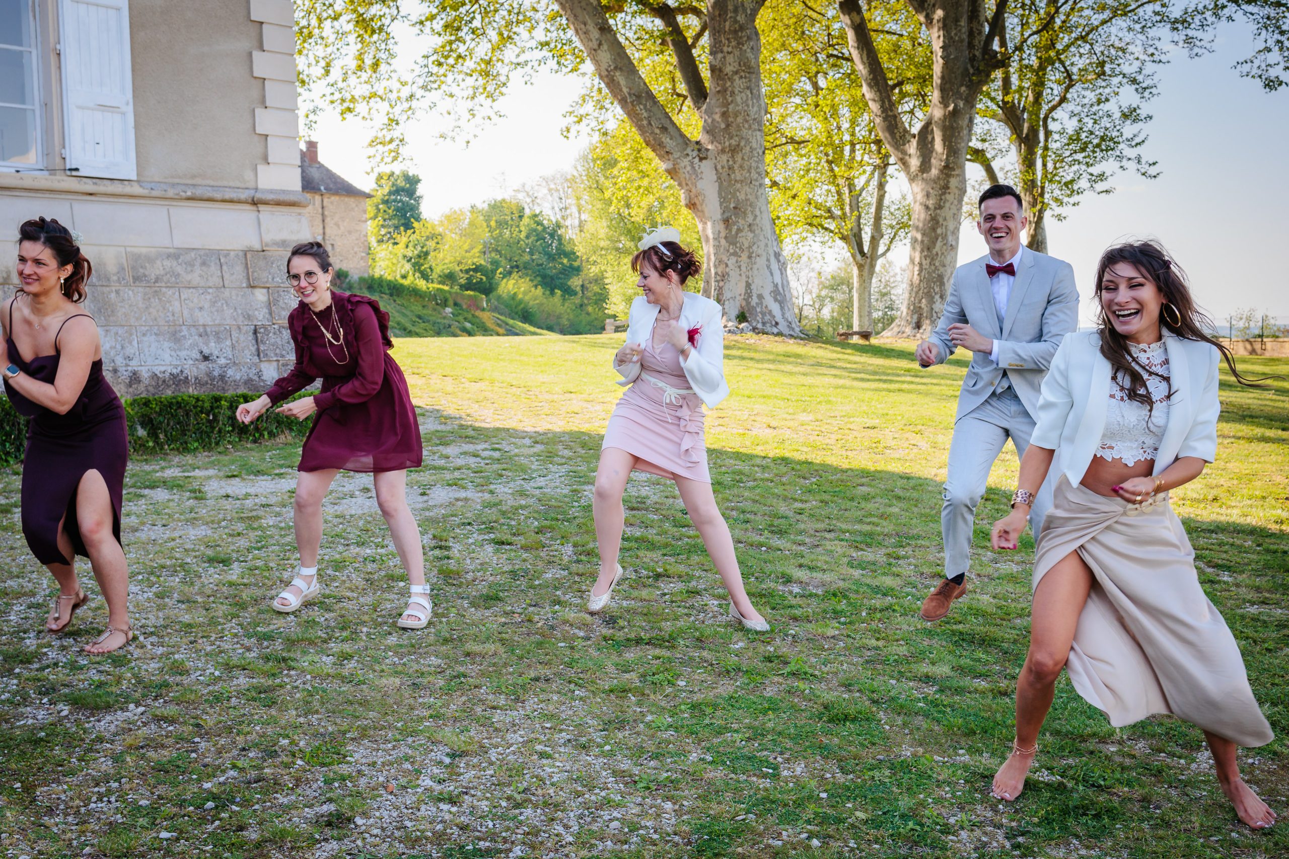 Les témoins dansent pour les mariés, photo prise par Florian Fauvarque photographe de mariage à Grenoble et en Isère