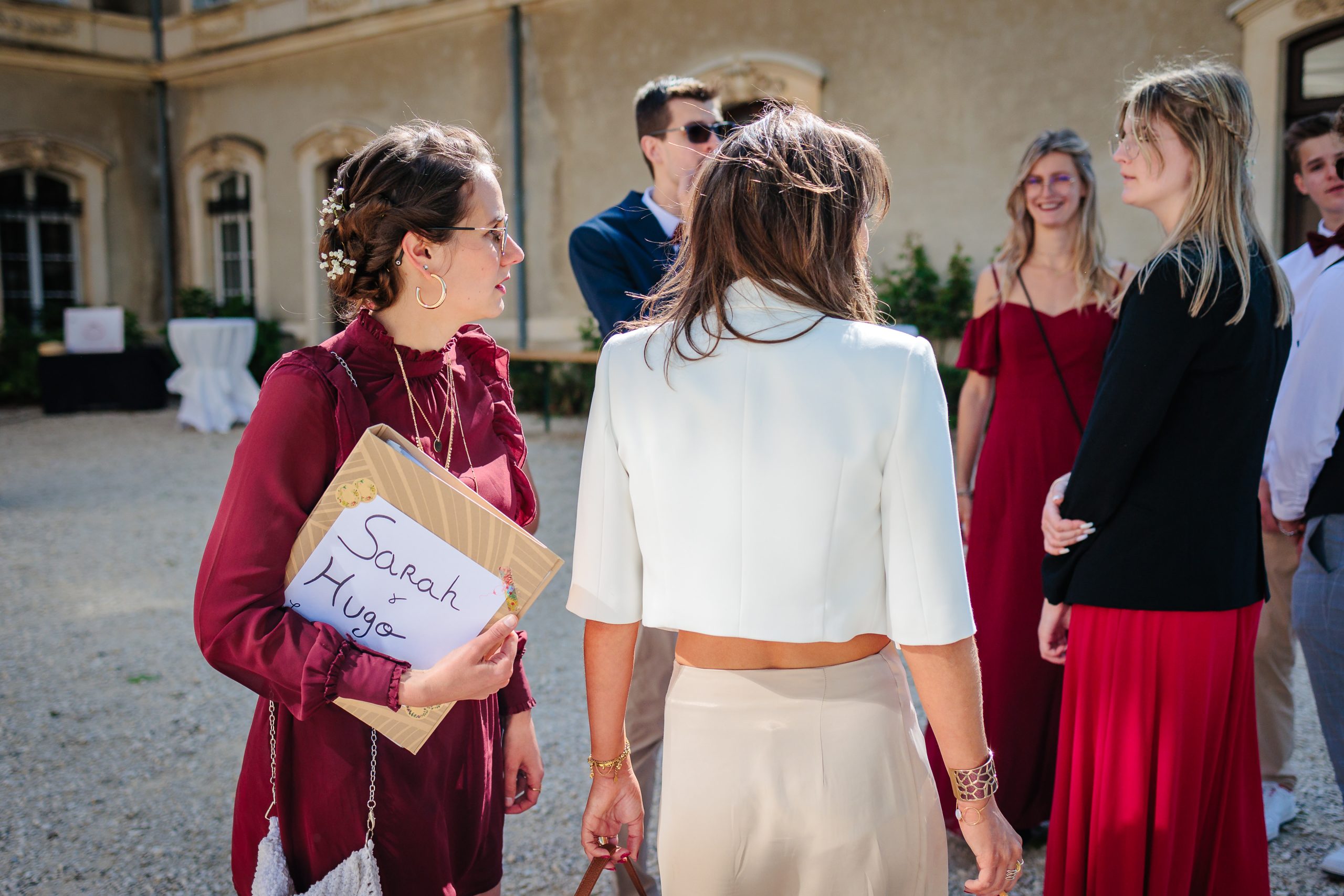 Les témoins se préparent pour le mariage, photo prise par Florian Fauvarque photographe de mariage à Grenoble et en Isère