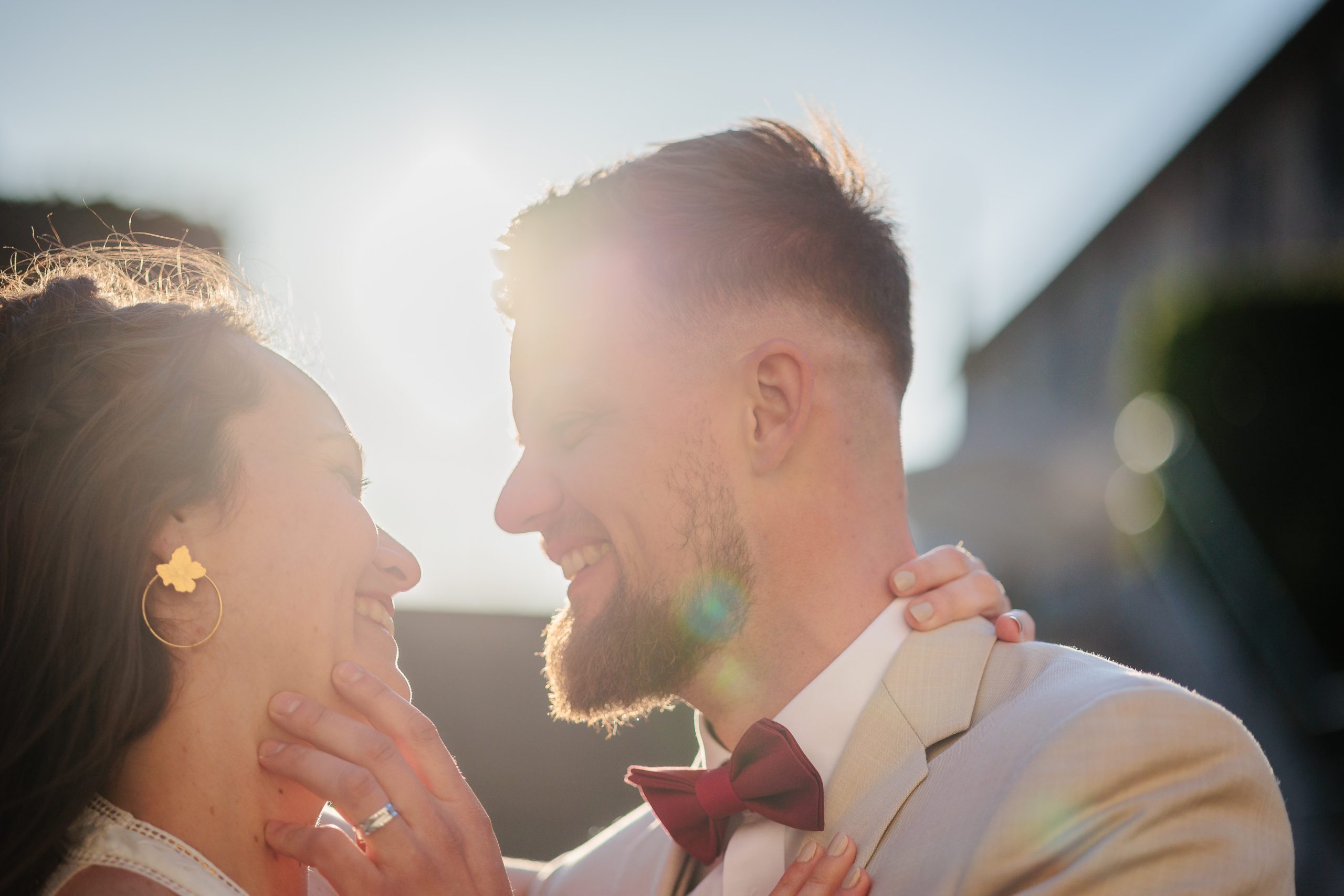Couple de mariés souriants, photo prise par Florian Fauvarque photographe de mariage à Grenoble et en Isère
