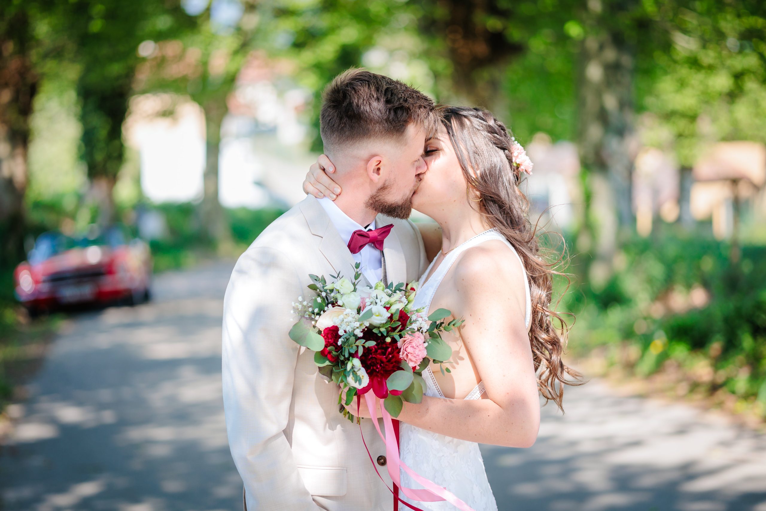 Les mariés s'embrassent, photo prise par Florian Fauvarque photographe de mariage à Grenoble et en Isère