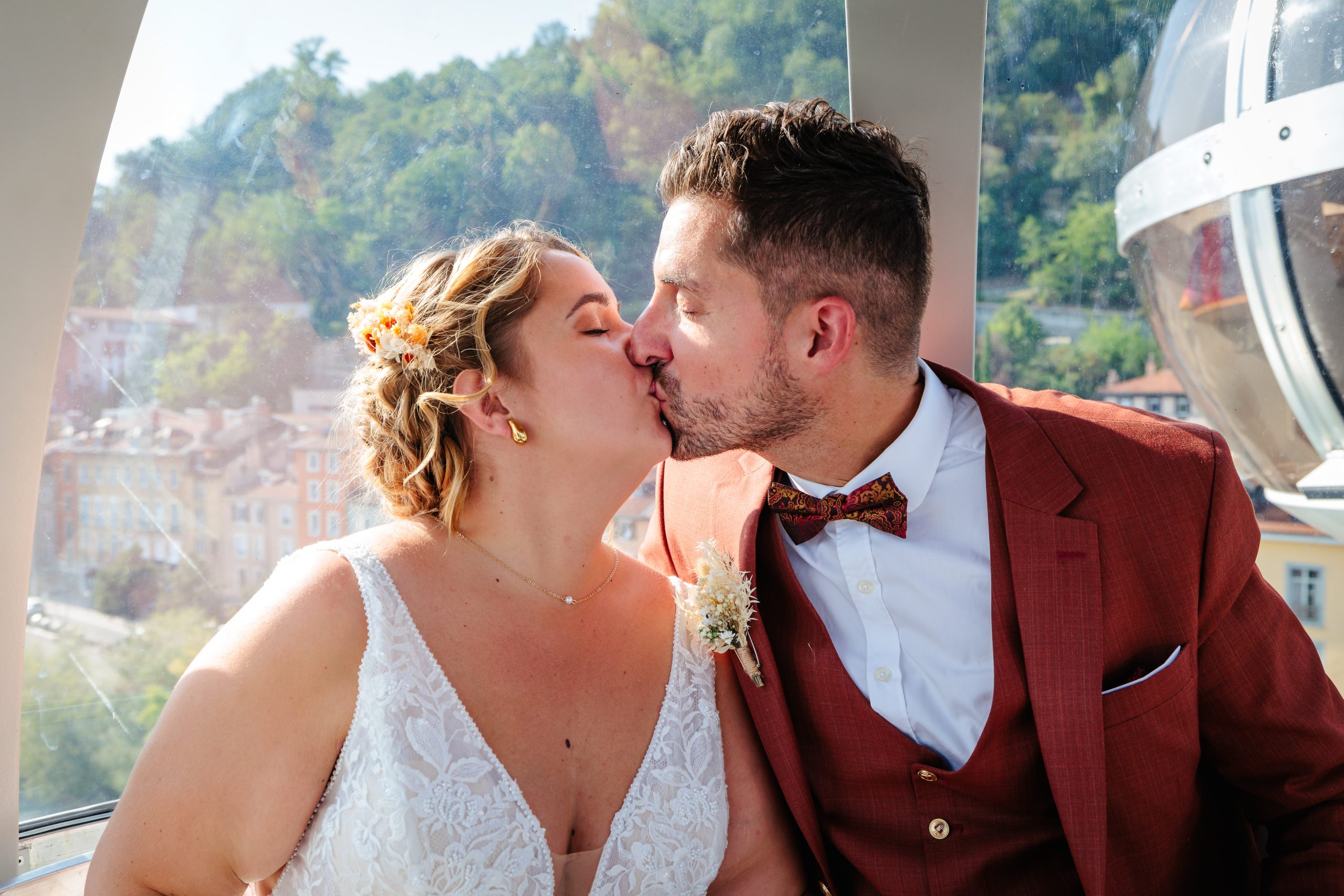 Mariés qui s'embrassent dans le téléphérique de la Bastille, photo prise par Florian Fauvarque photographe de mariage à Grenoble et en Isère